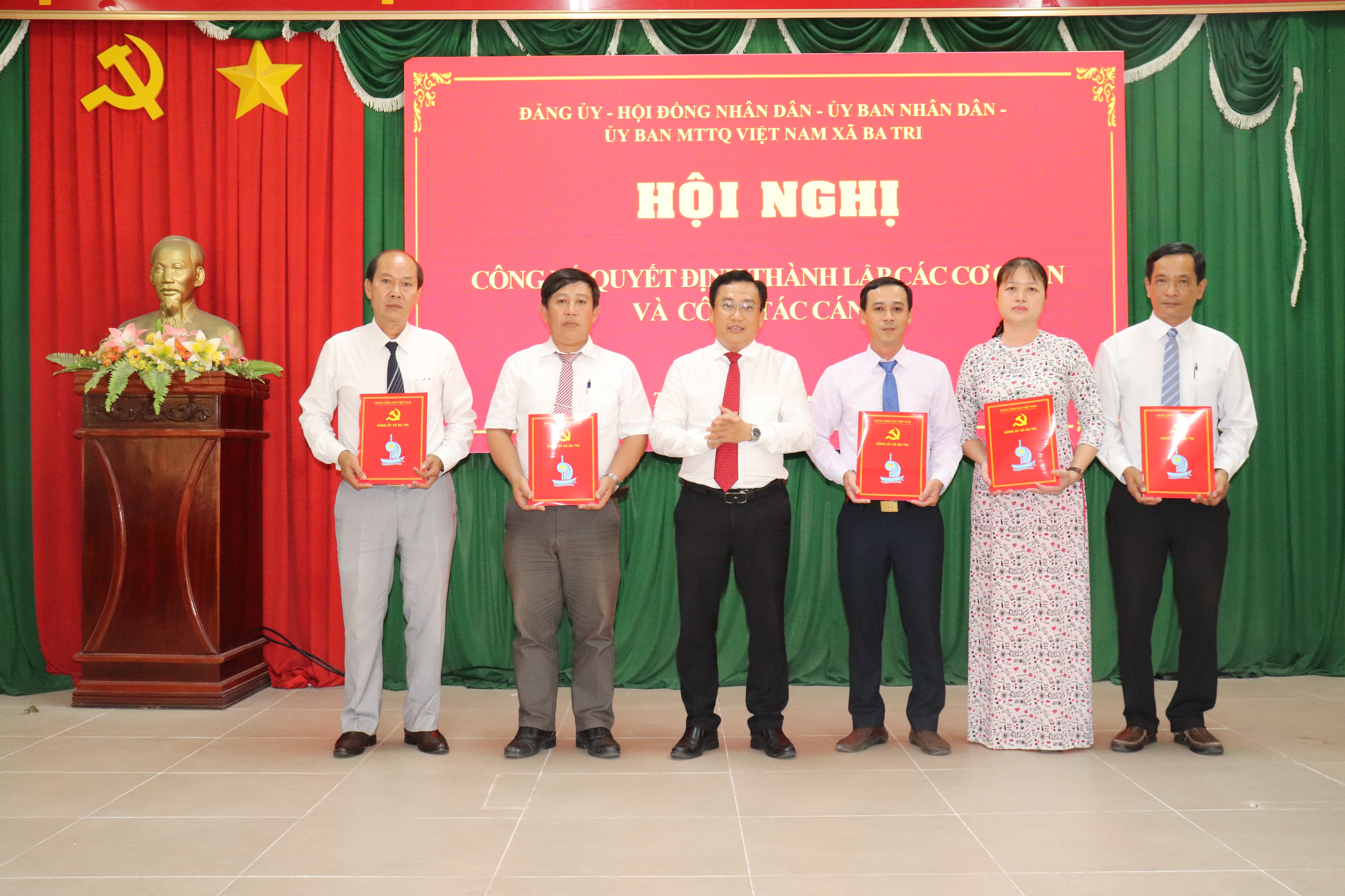 Xã Ba Tri công bố các quyết định về tổ chức bộ máy và công tác cán bộ
