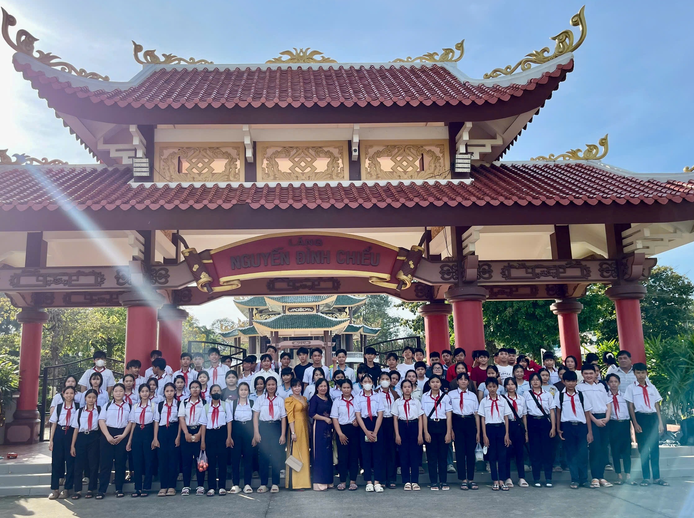 Trường THCS Vĩnh An tổ chức hoạt động trải nghiệm thực tế tại Khu di tích quốc gia đặc biệt lăng mộ Nguyễn Đình Chiểu