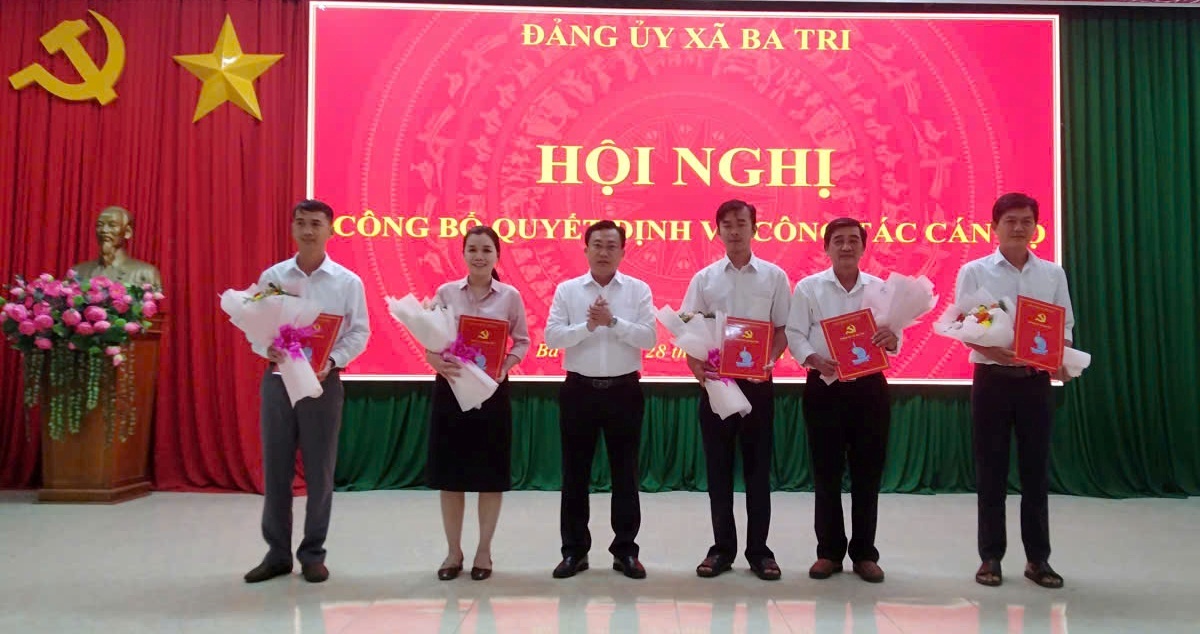 Ba Tri công bố Quyết định của Ban Thường vụ Tỉnh ủy về công tác cán bộ