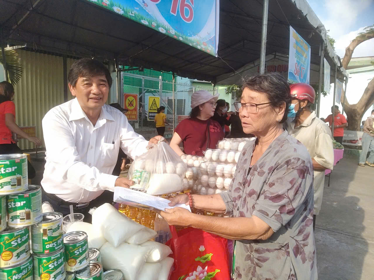 Bệnh viện Đa khoa khu vực Ba Tri tổ chức phiên chợ 0 đồng