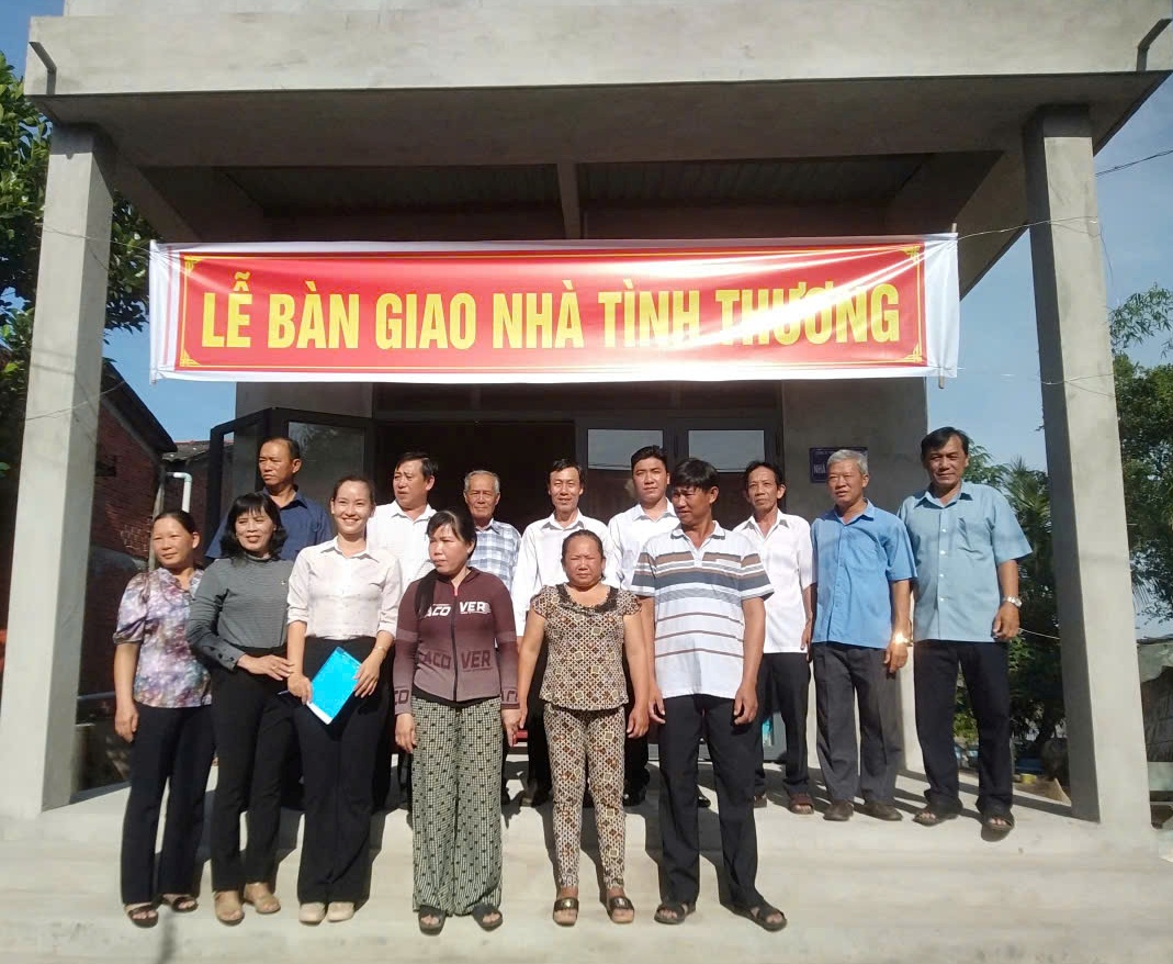 Ba Tri tặng 2 nhà tình thương cho hộ nghèo