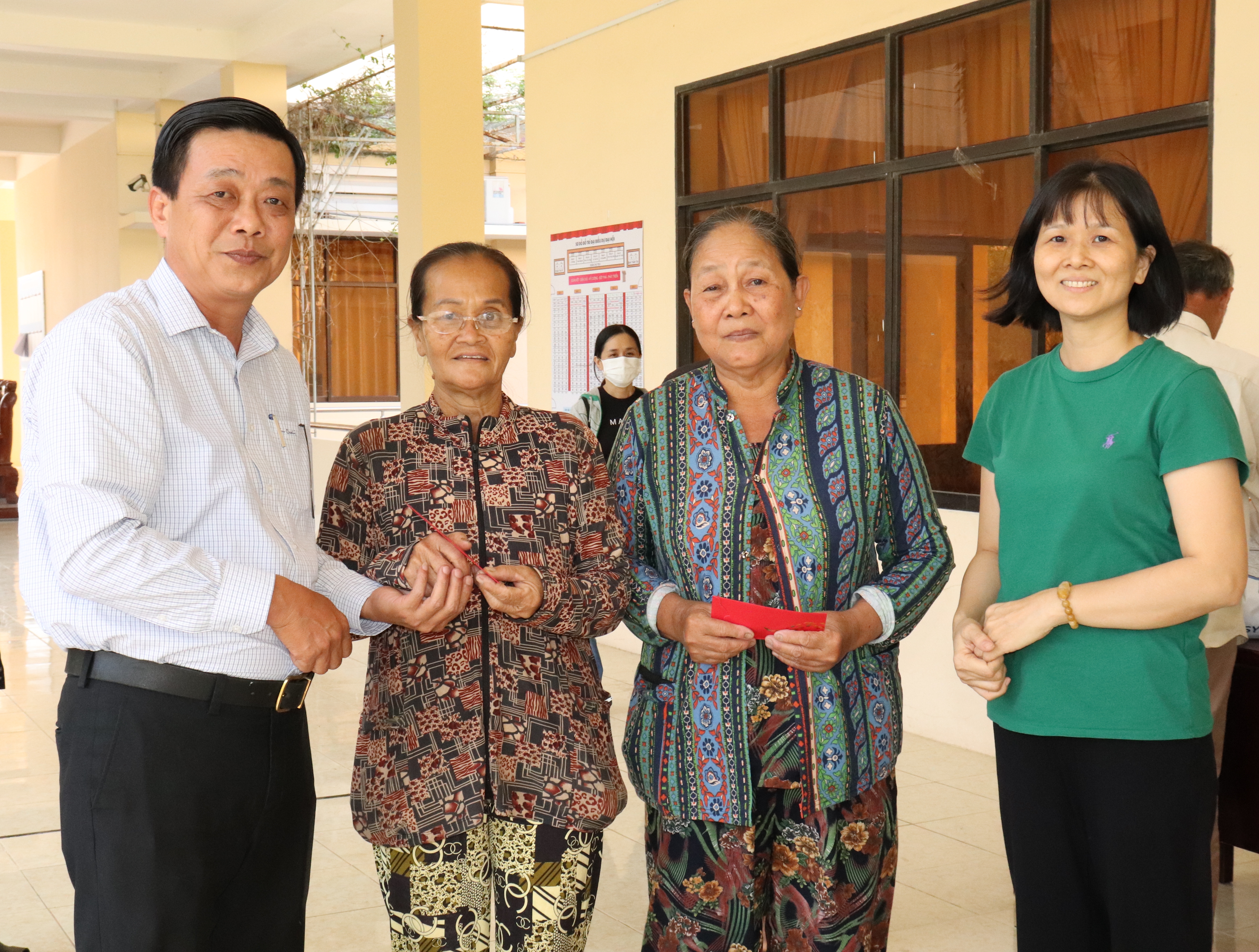 Tặng quà Tết cho bà con thuộc diện bảo trợ xã hội trên địa bàn xã Ba Tri