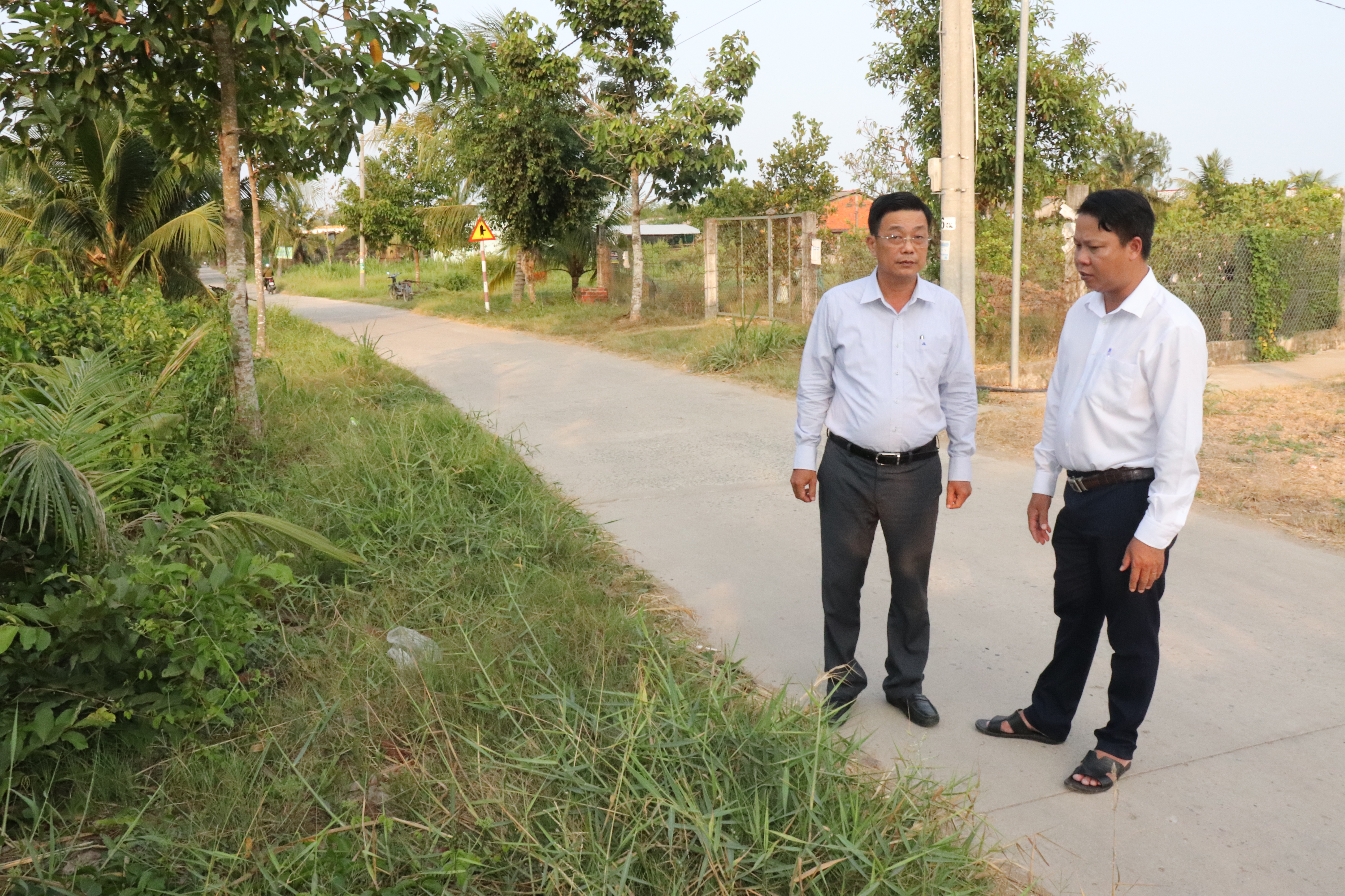 Đồng chí Nguyễn Văn Chính - Bí thư Đảng ủy, Chủ tịch HĐND xã Ba Tri khảo sát thực tế nguy cơ ngập nước trên tuyến đường ĐX -03, ấp An Lợi theo ý kiến phản ánh của bà con cử tri. 