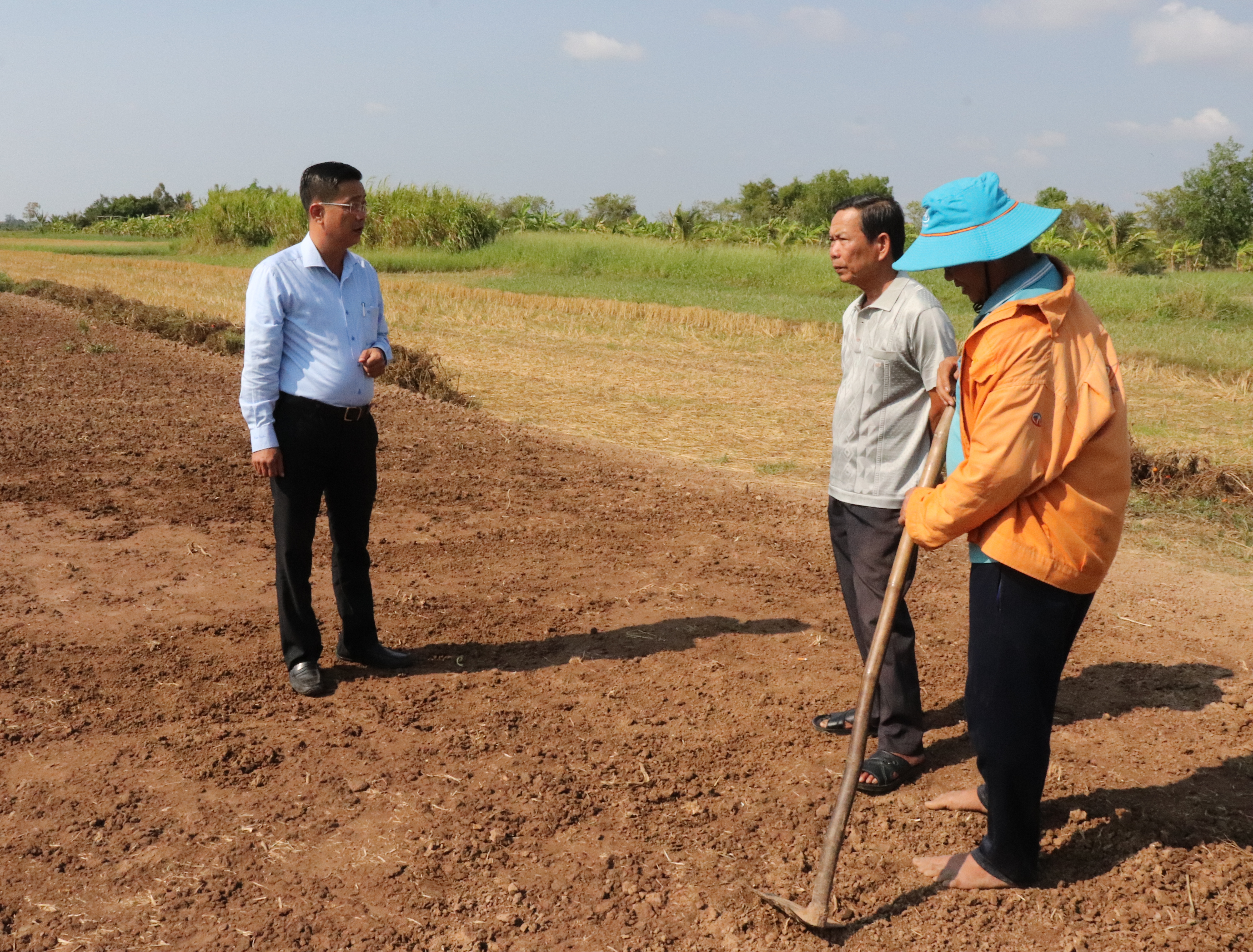 Đồng chí Nguyễn Văn Chính - Bí Thư Đảng ủy xã Ba Tri khảo sát thực tế tại Cánh đồng diều và tham quan một số mô hình chăn nuôi dê trên địa bàn