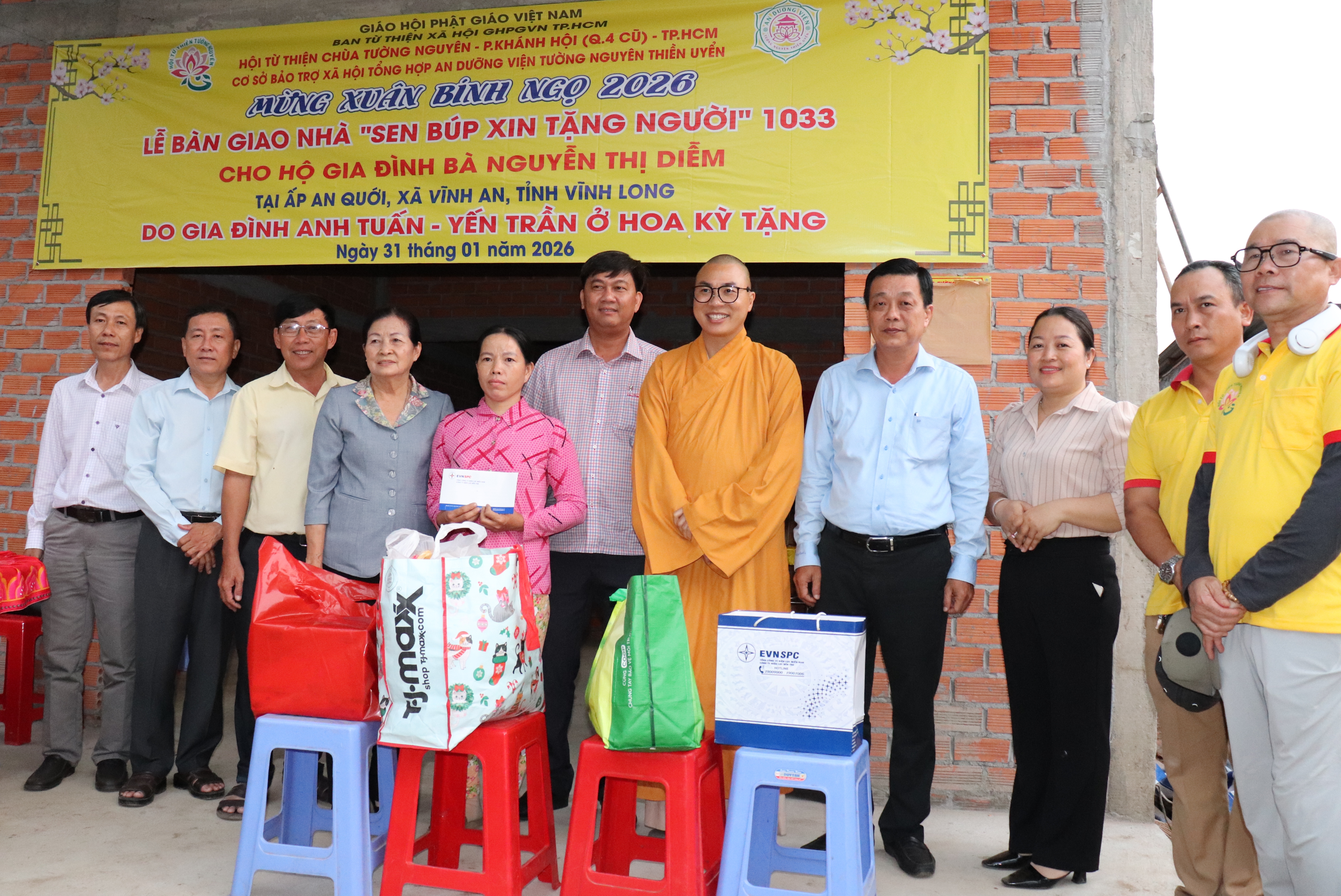 Hội Phụ nữ xã Ba Tri tặng nhà tình thương “Sen búp xin tặng người” thứ 1.033 cho hội viên phụ nữ nghèo. 