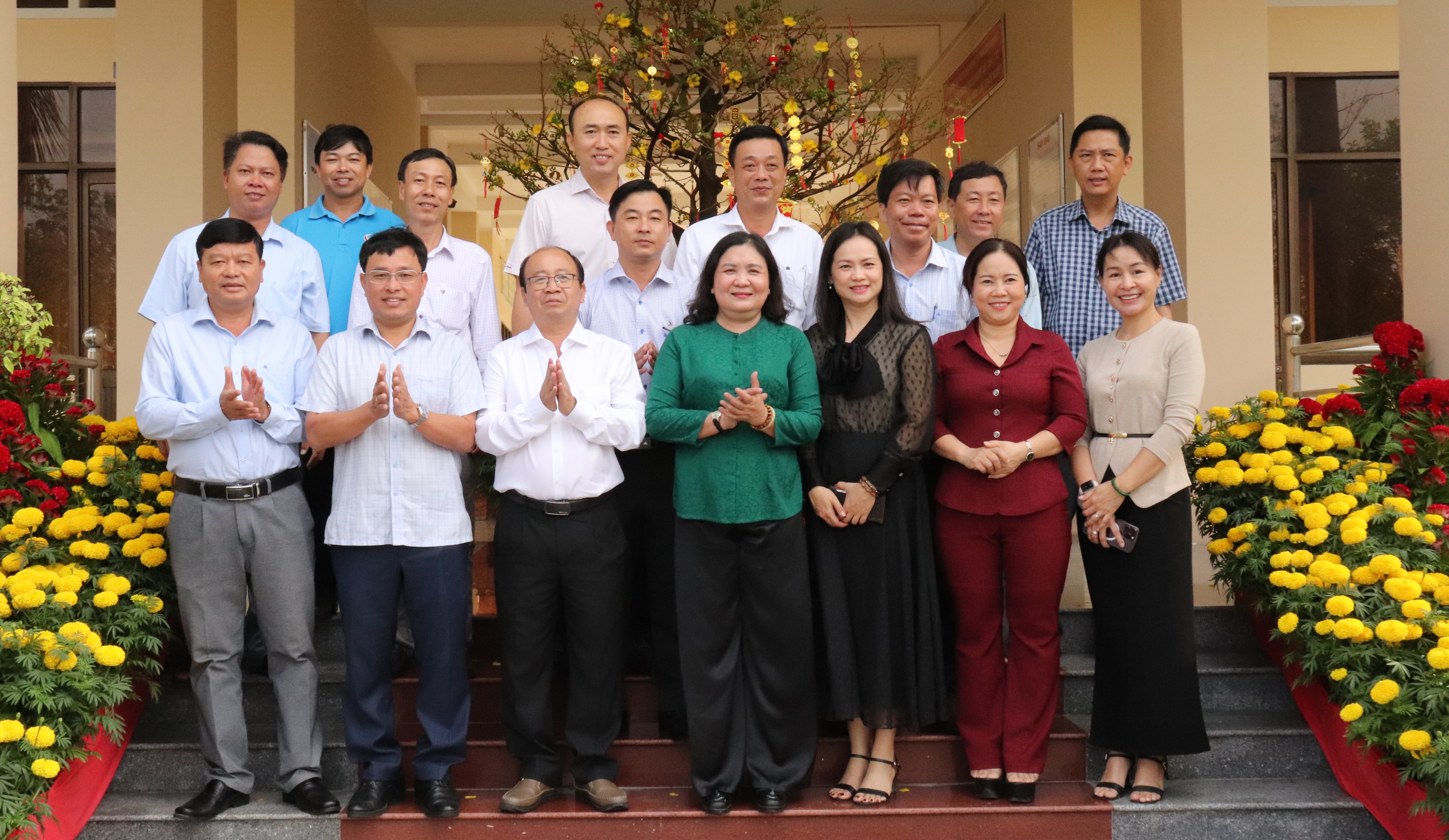 Đồng chí Hồ Thị Hoàng Yến - Ủy viên Ban Chấp hành Trung ương Đảng, Phó Bí thư Thường trực Tỉnh ủy chúc tết Đảng ủy, trao quà các hộ dân có hoàn cảnh khó khăn xã Ba Tri.


