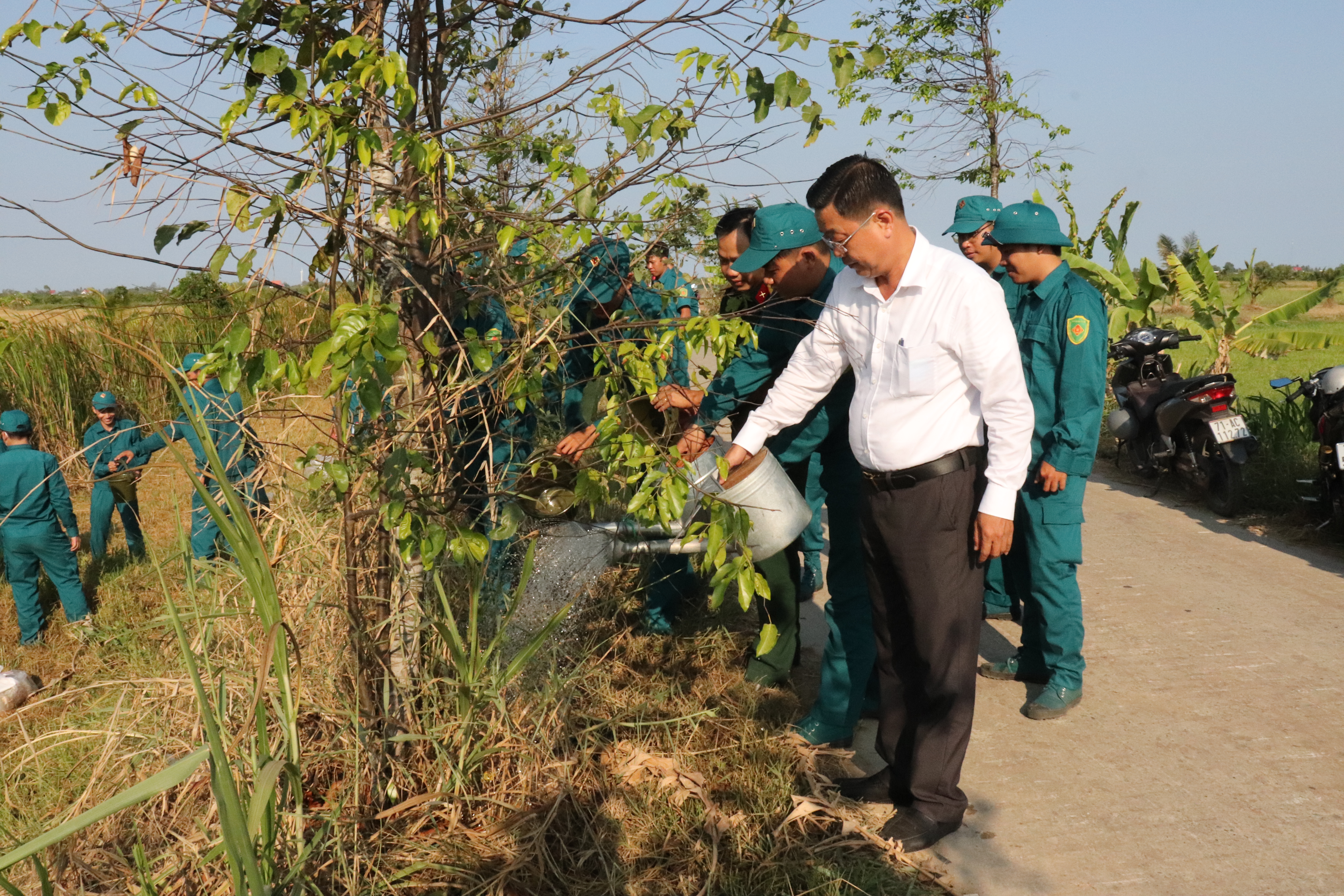 Tuổi trẻ Ba Tri ra quân chăm sóc cây xanh mùa nắng nóng