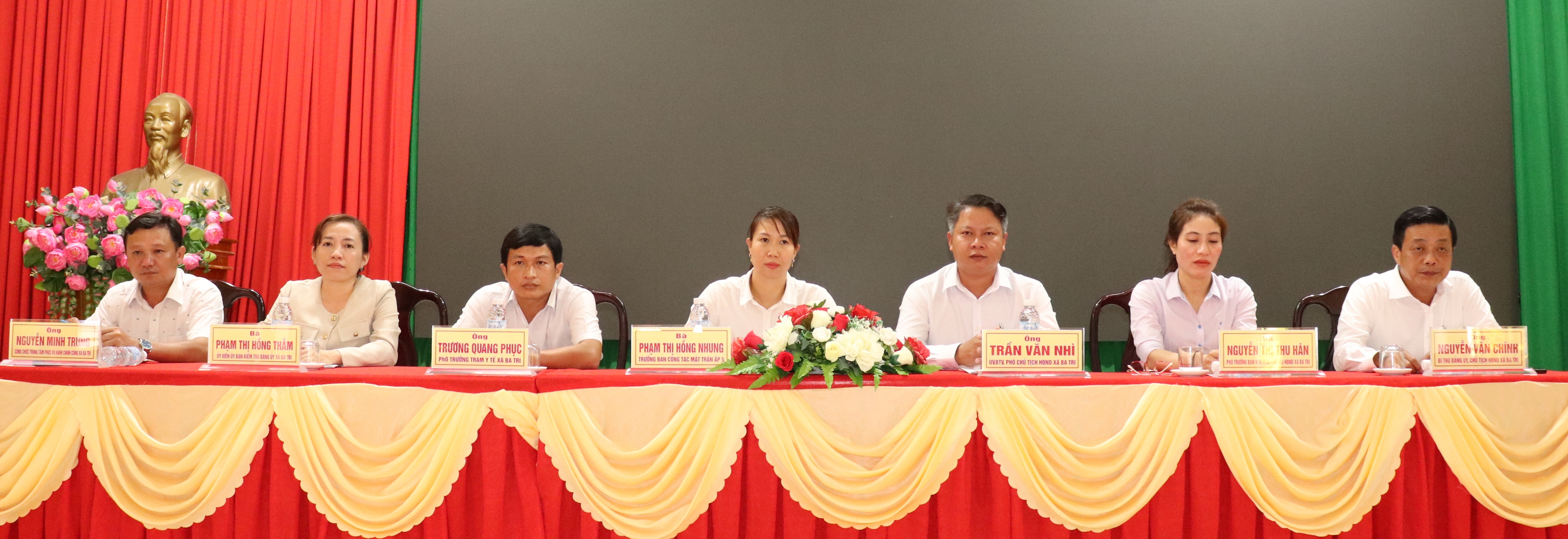 Các ứng cử viên đại biểu HĐND xã đơn vị bầu cử số 1 tiếp xúc cử tri 