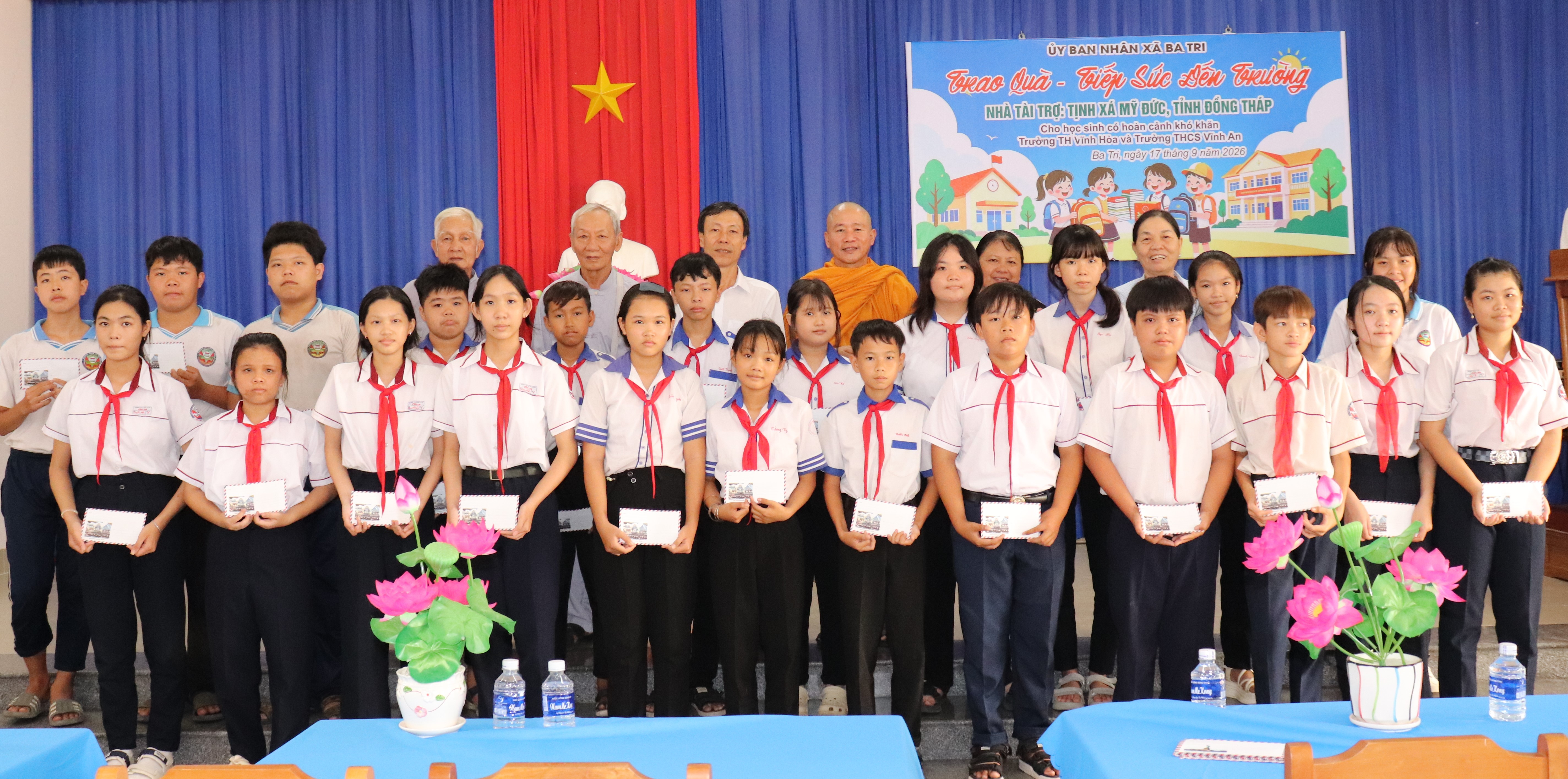 Trao quà tiếp sức đến trường cho học sinh nghèo xã Ba Tri