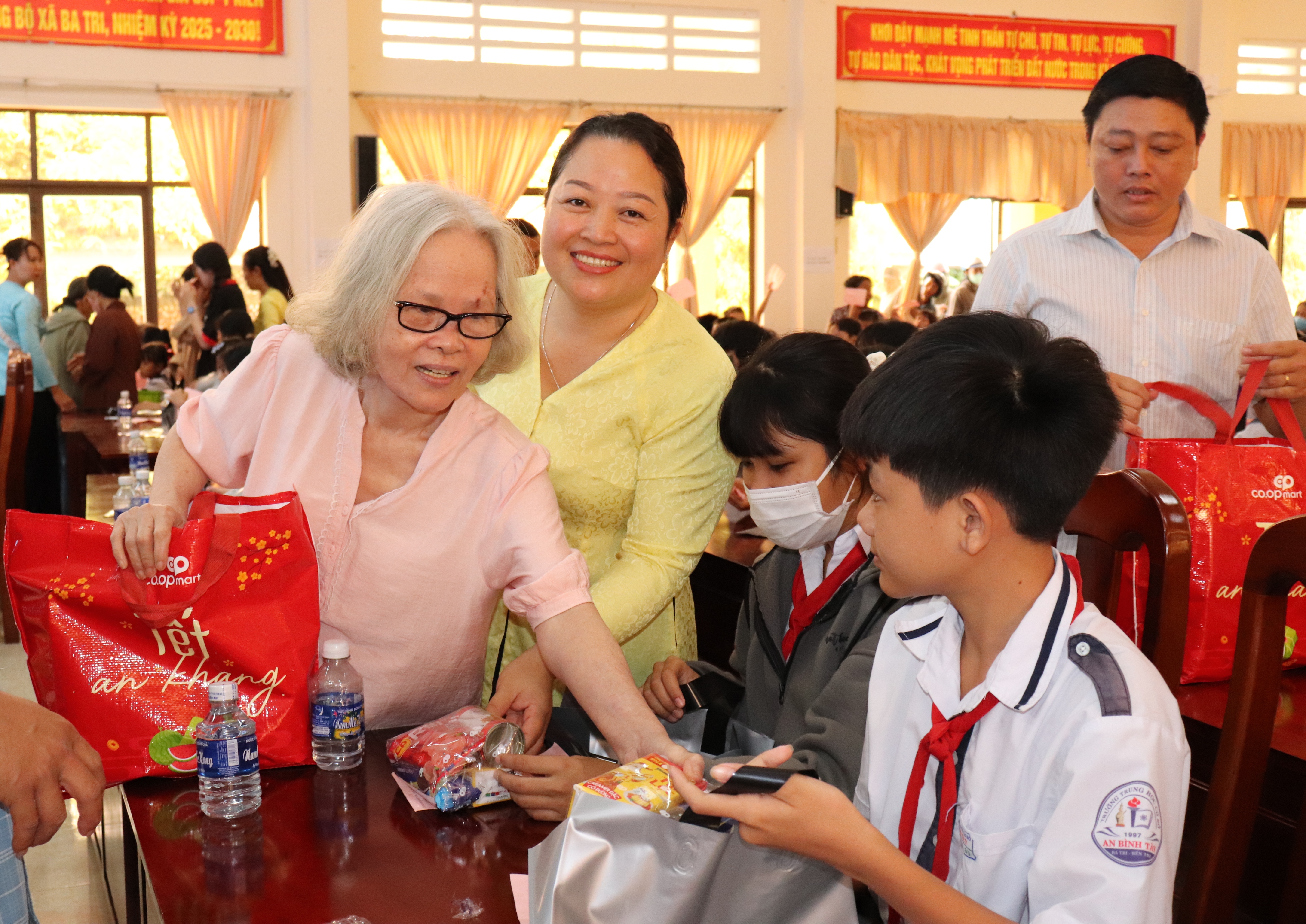 Chương trình “Triệu phần quà san sẻ yêu thương” trao tặng quà Tết cho hộ nghèo, học sinh có hoàn cảnh khó khăn. 