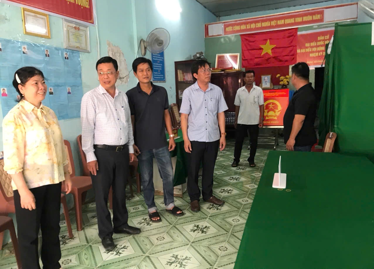 Lãnh đạo xã Ba Tri kiểm tra công tác bầu cử