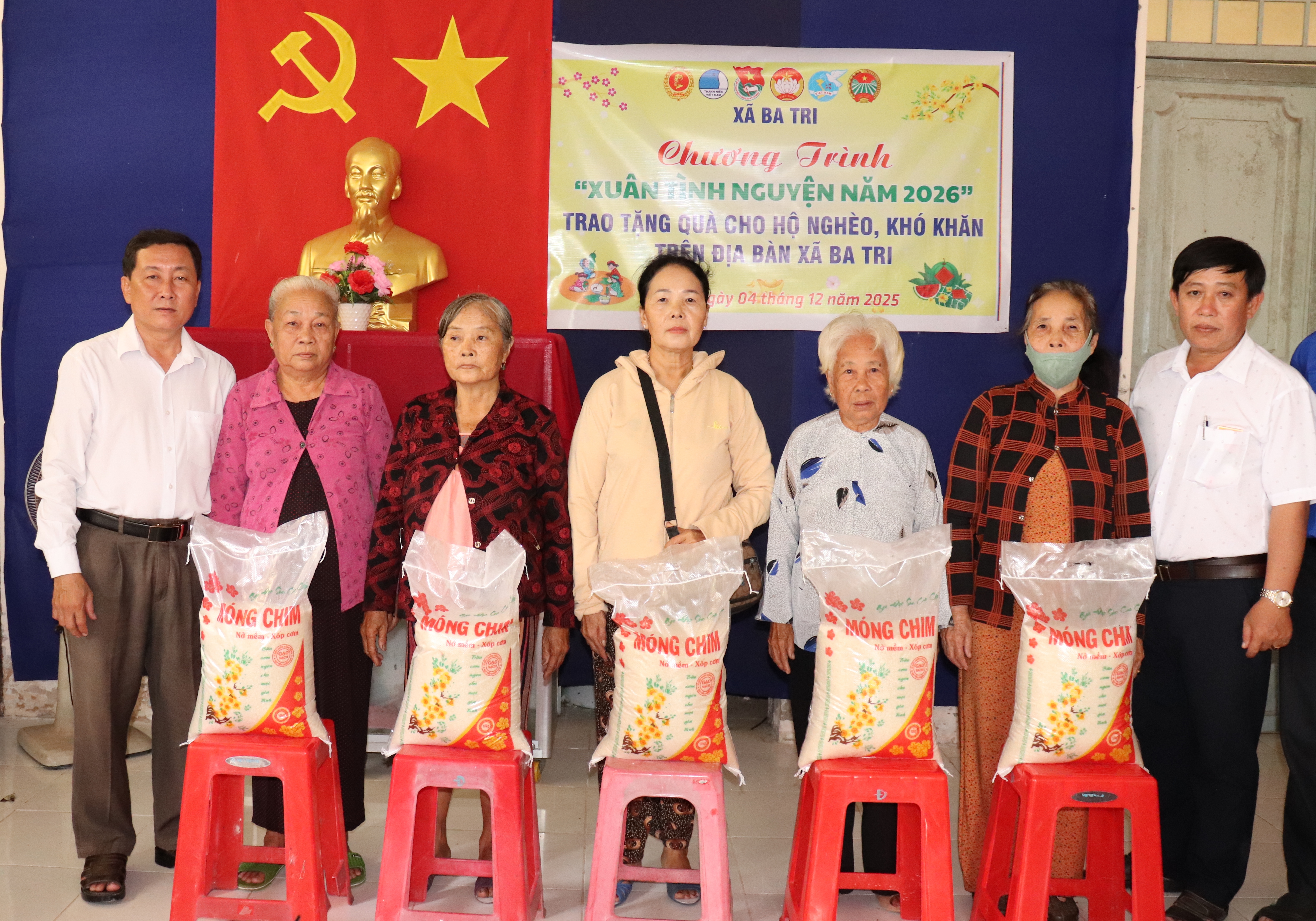 Ủy ban Mặt trận Tổ quốc xã Ba Tri tặng quà cho hộ nghèo, hộ có hoàn cảnh khó khăn và bị ảnh hưởng bãi rác An Hiệp.