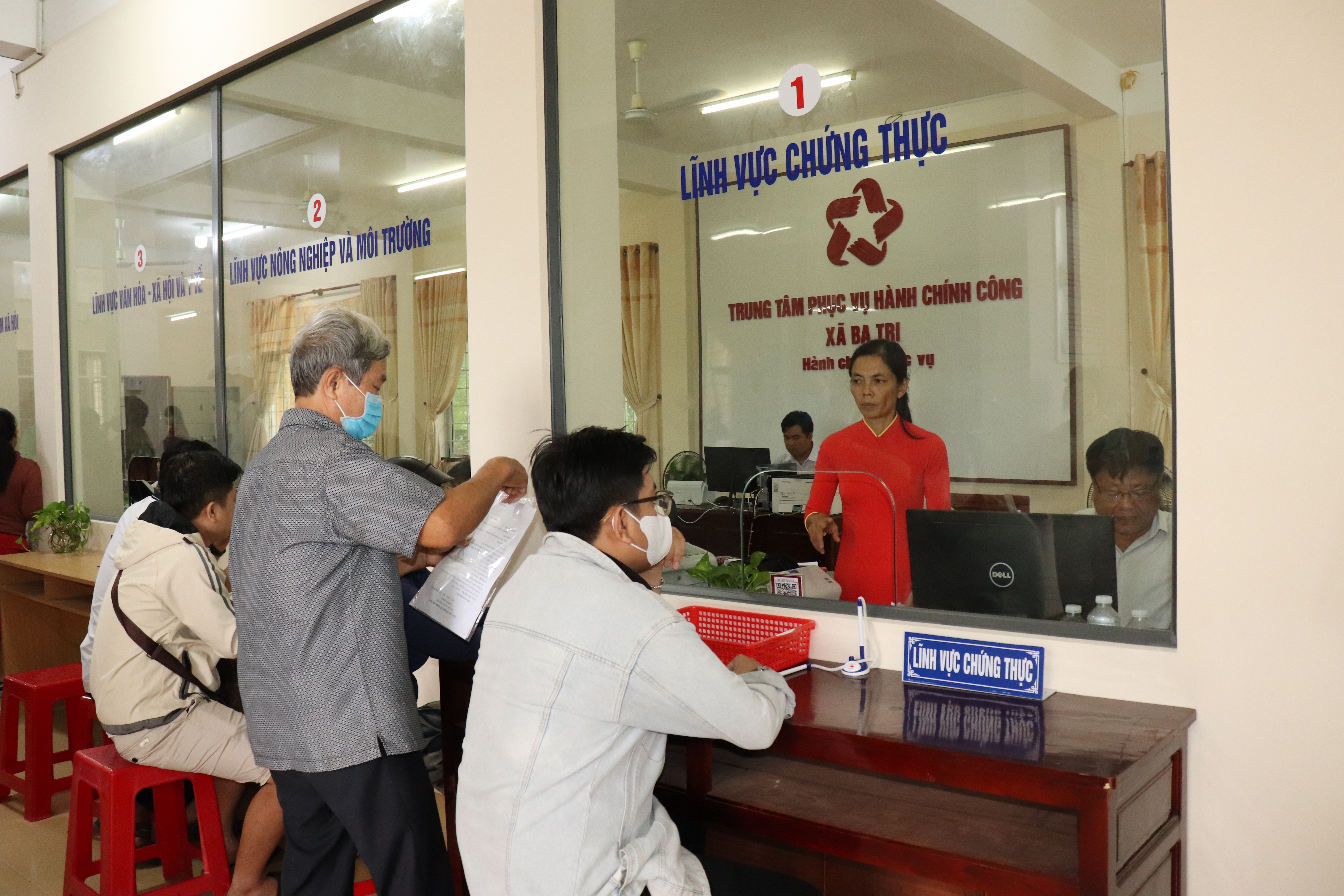 Xã Ba Tri xây dựng nền hành chính công chuyên nghiệp, thân thiện, phục vụ người dân và doanh nghiệp 