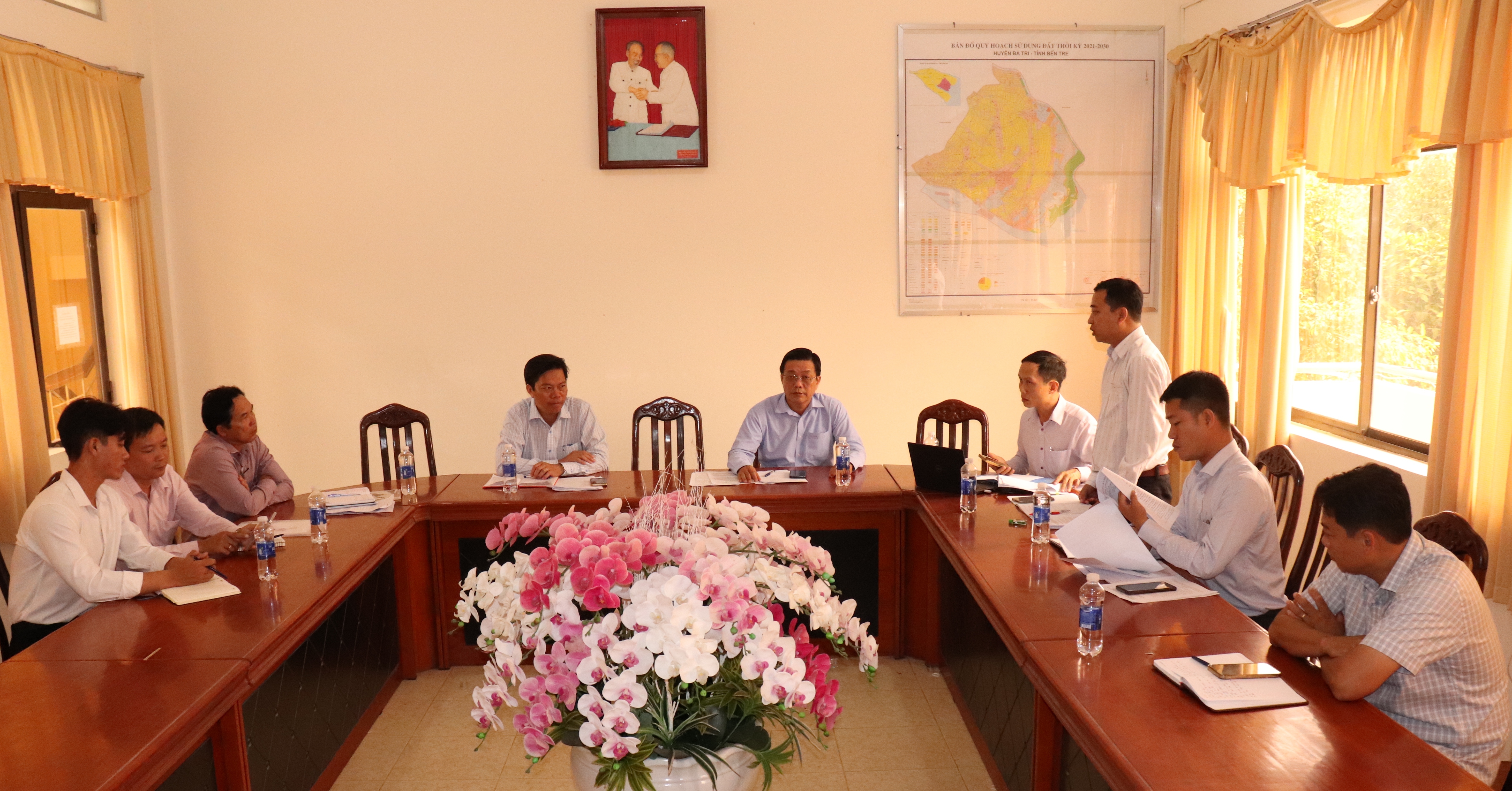 Lãnh đạo xã Ba Tri làm việc với Công ty cổ phần Công trình độ thị Bến Tre về giải pháp trong công tác thu gom, xử lý rác thải trên địa bàn. 