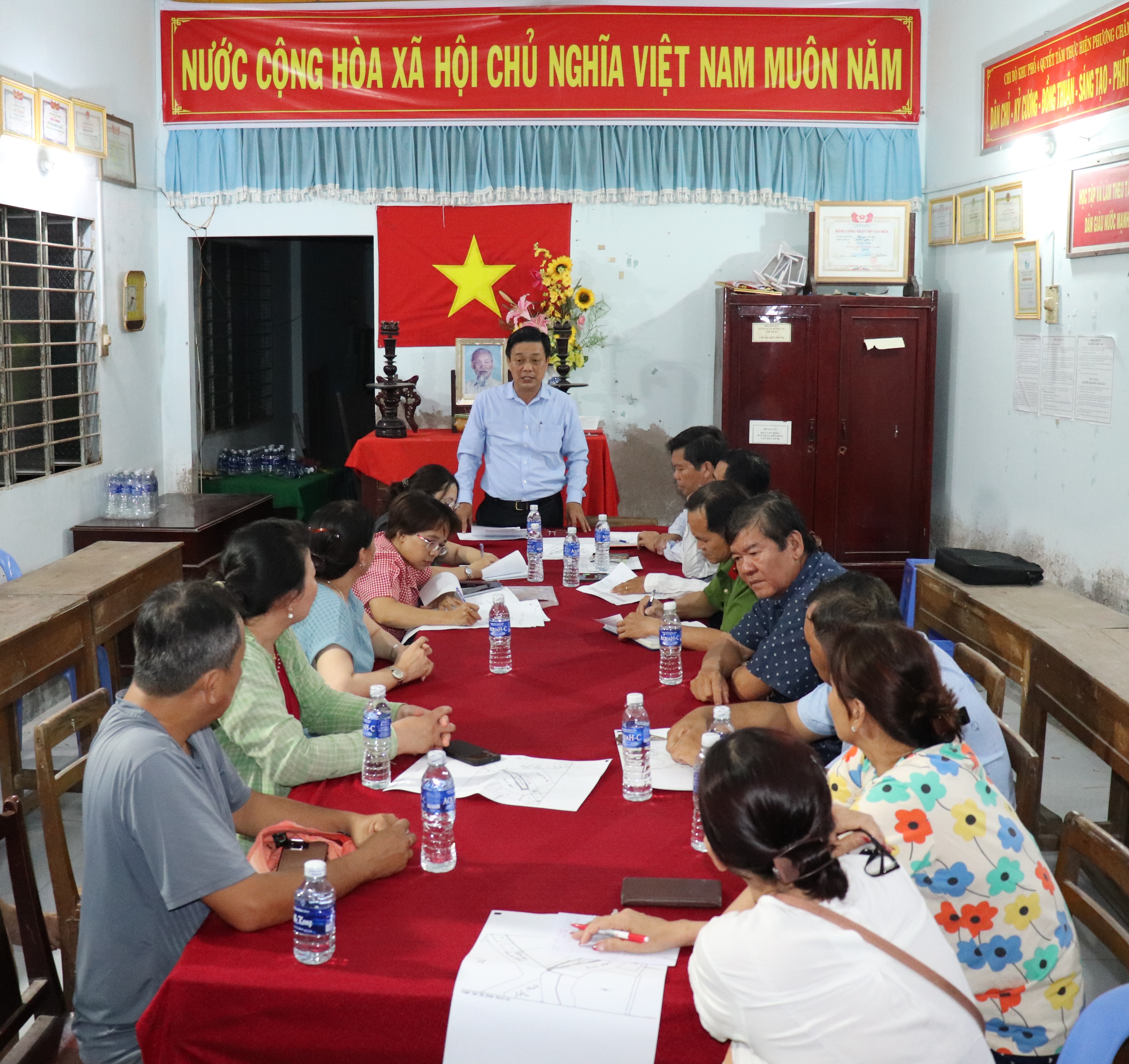 Lãnh đạo xã Ba Tri đối thoại các tiểu thương di dời Vựa cá ấp 4