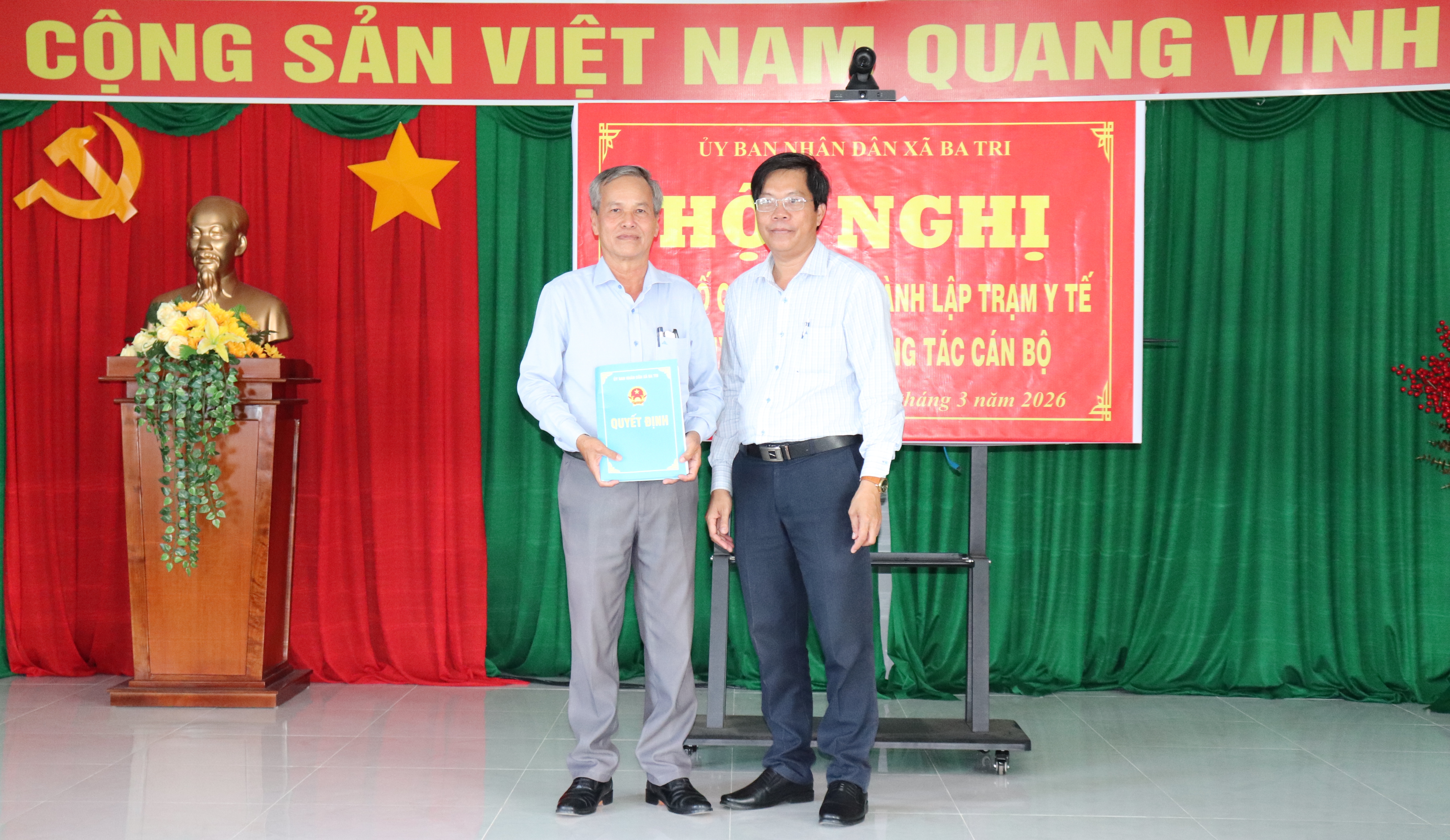Công bố quyết định thành lập Trạm Y tế xã Ba Tri