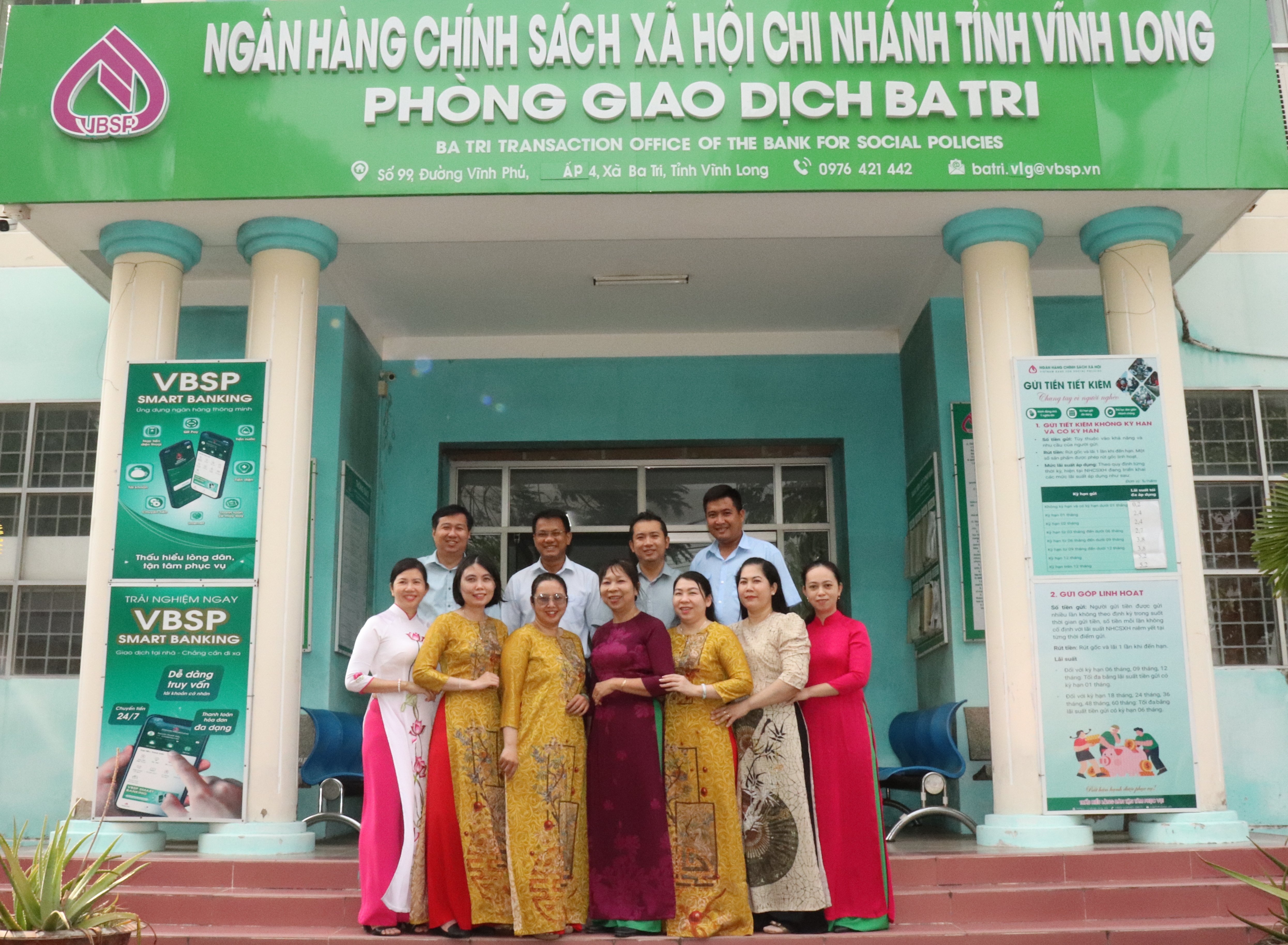Phòng Giao dịch Ngân hàng Chính sách xã hội Ba Tri hưởng ứng “Tuần lễ áo dài”