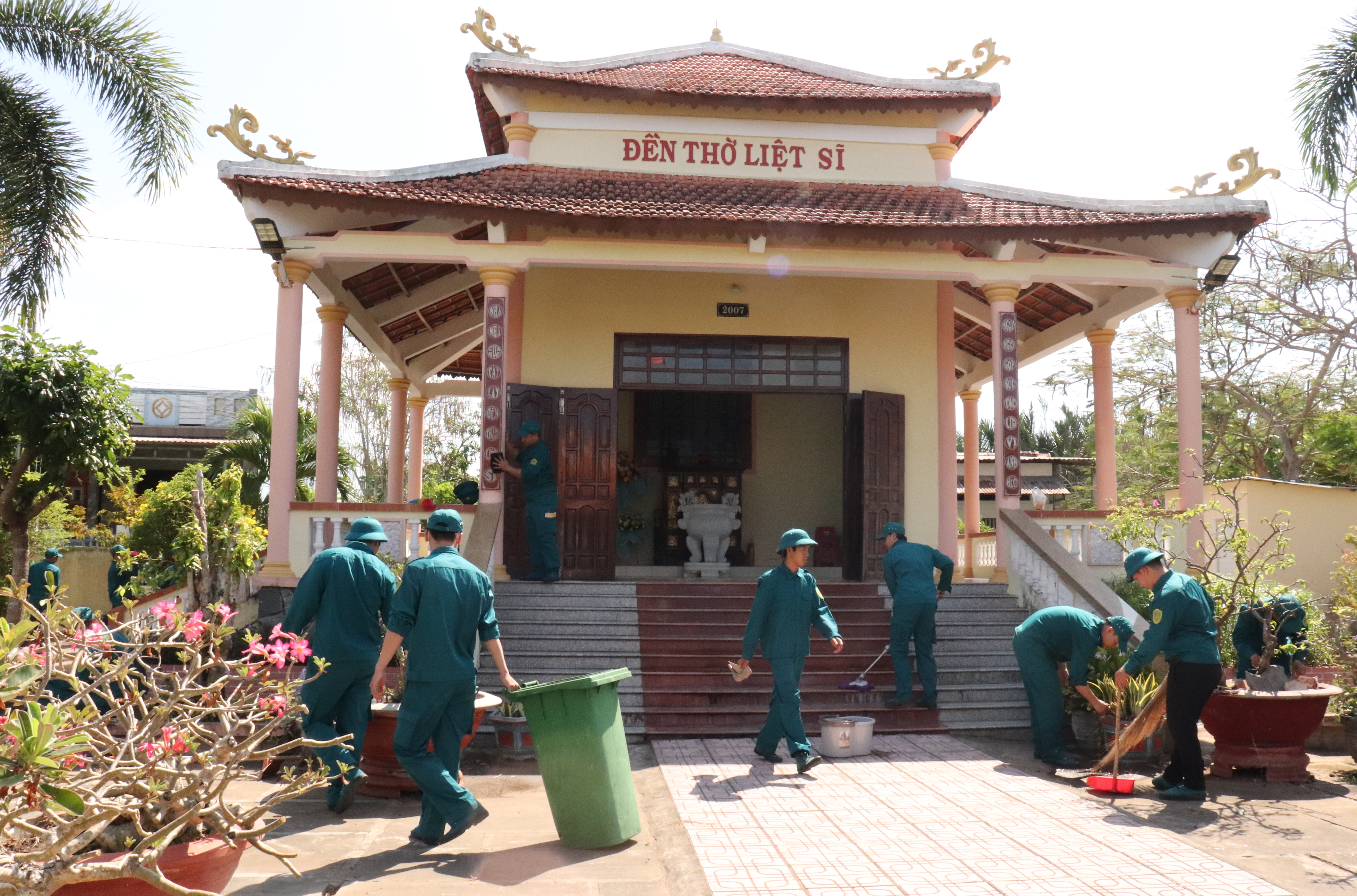 Lực lượng dân quân Cụm huấn luyện số 2 Khu vực Ba Tri ra quân vệ sinh môi trường Đền thờ Liệt sĩ, các Đình thần trên địa bàn 