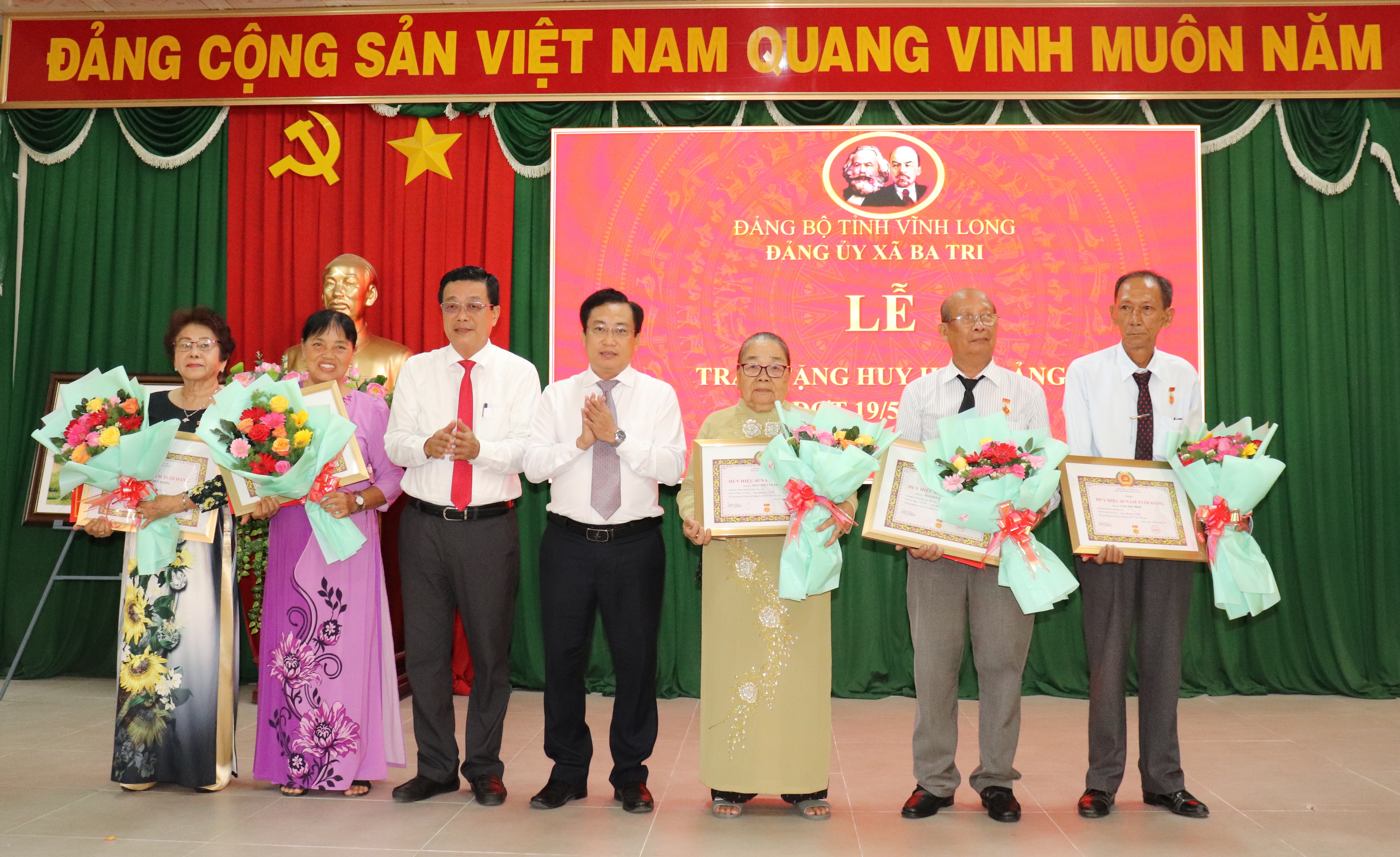 Xã Ba Tri trao tặng Huy hiệu Đảng đợt 19/5