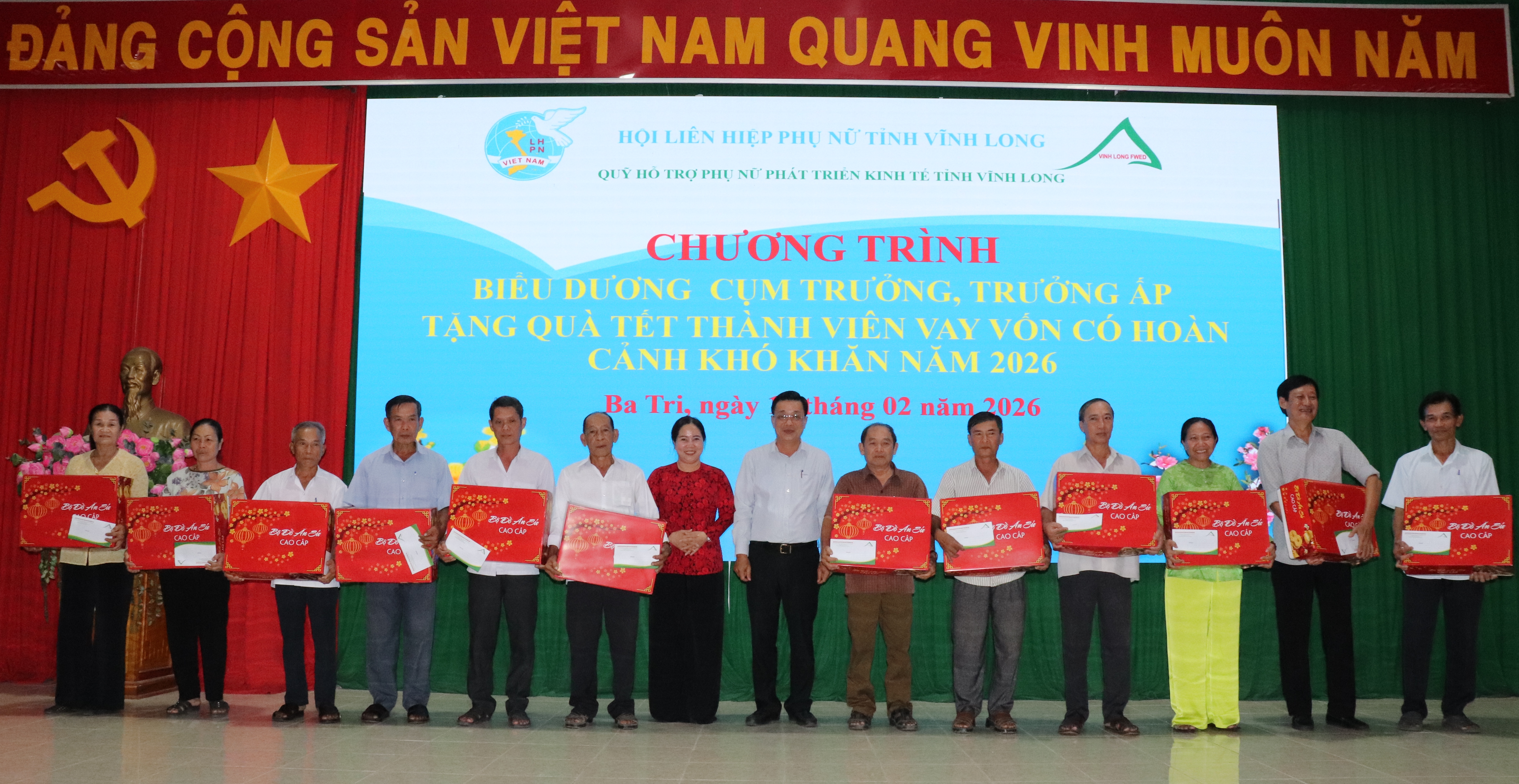 Quỹ Hỗ trợ phụ nữ phát triển kinh tế tỉnh Vĩnh Long biểu dương, trao quà Tết cho thành viên có hoàn cảnh khó khăn.