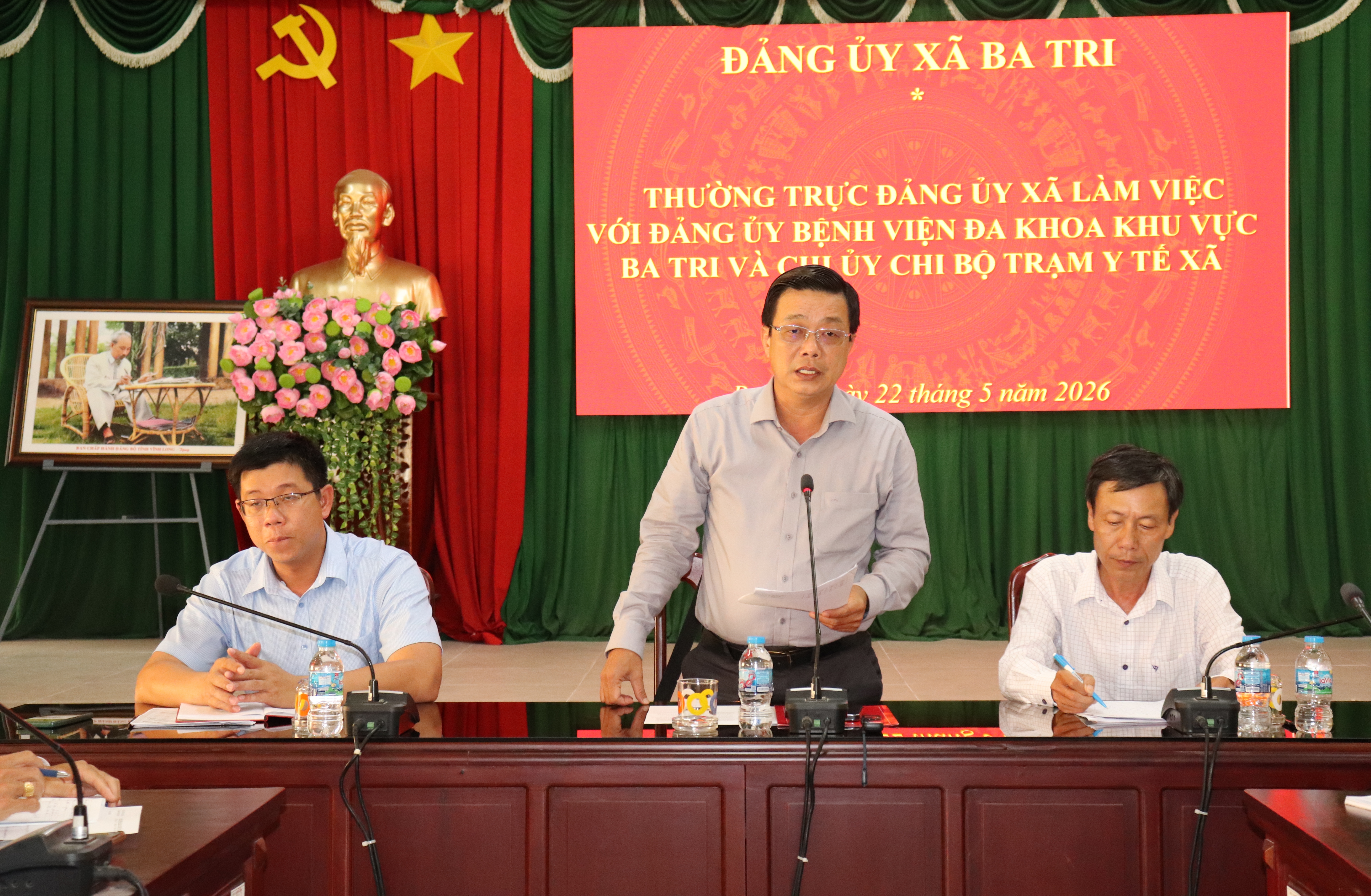 Bí thư Đảng ủy xã Nguyễn Văn Chính làm việc với Đảng ủy Bệnh viện Đa khoa Khu vực Ba Tri và Chi bộ Trạm Y tế xã