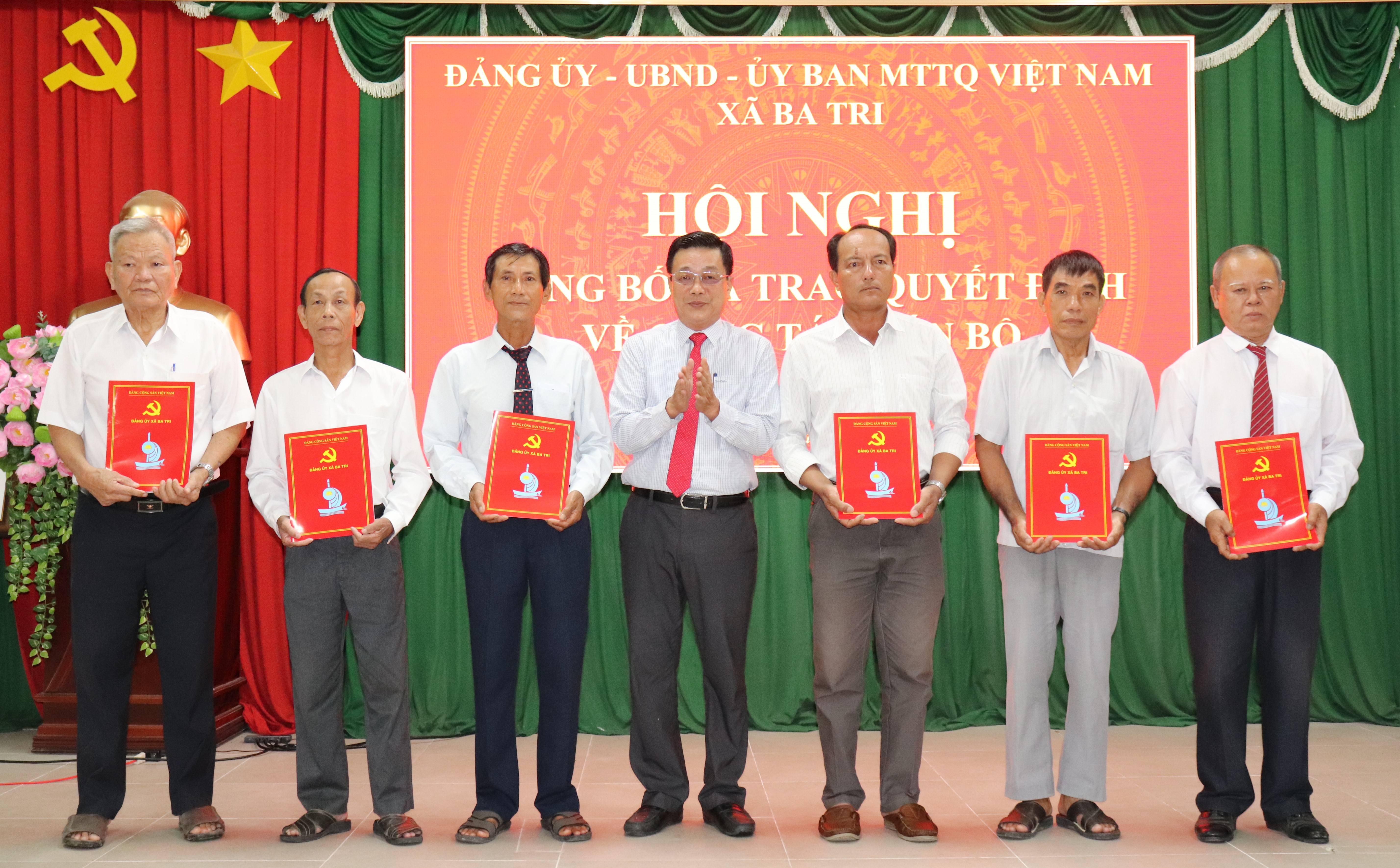 Đảng ủy xã Ba Tri hội nghị công bố Quyết định về công tác cán bộ