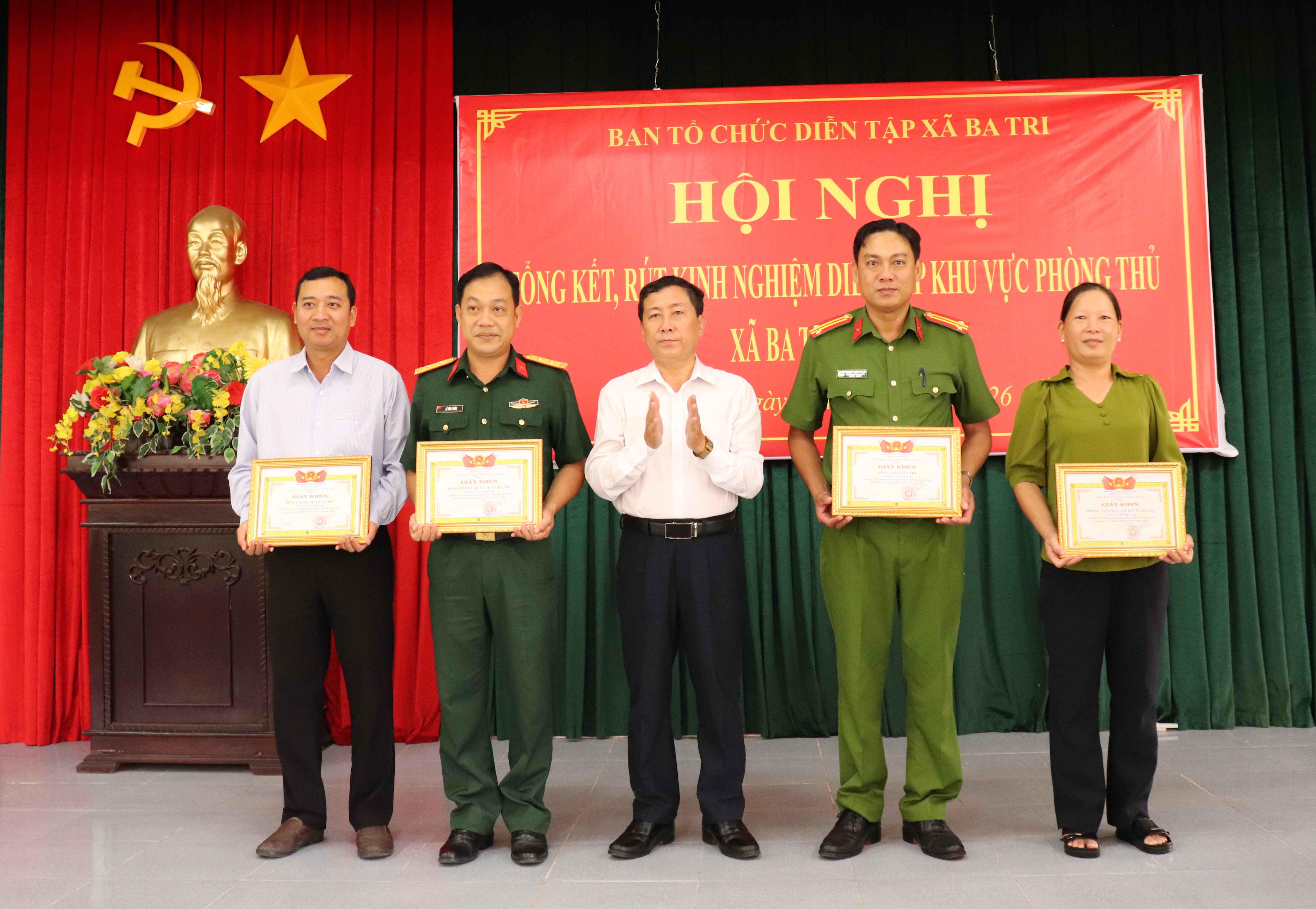 Ba Tri rút kinh nghiệm diễn tập chiến đấu trong khu vực phòng thủ năm 2026