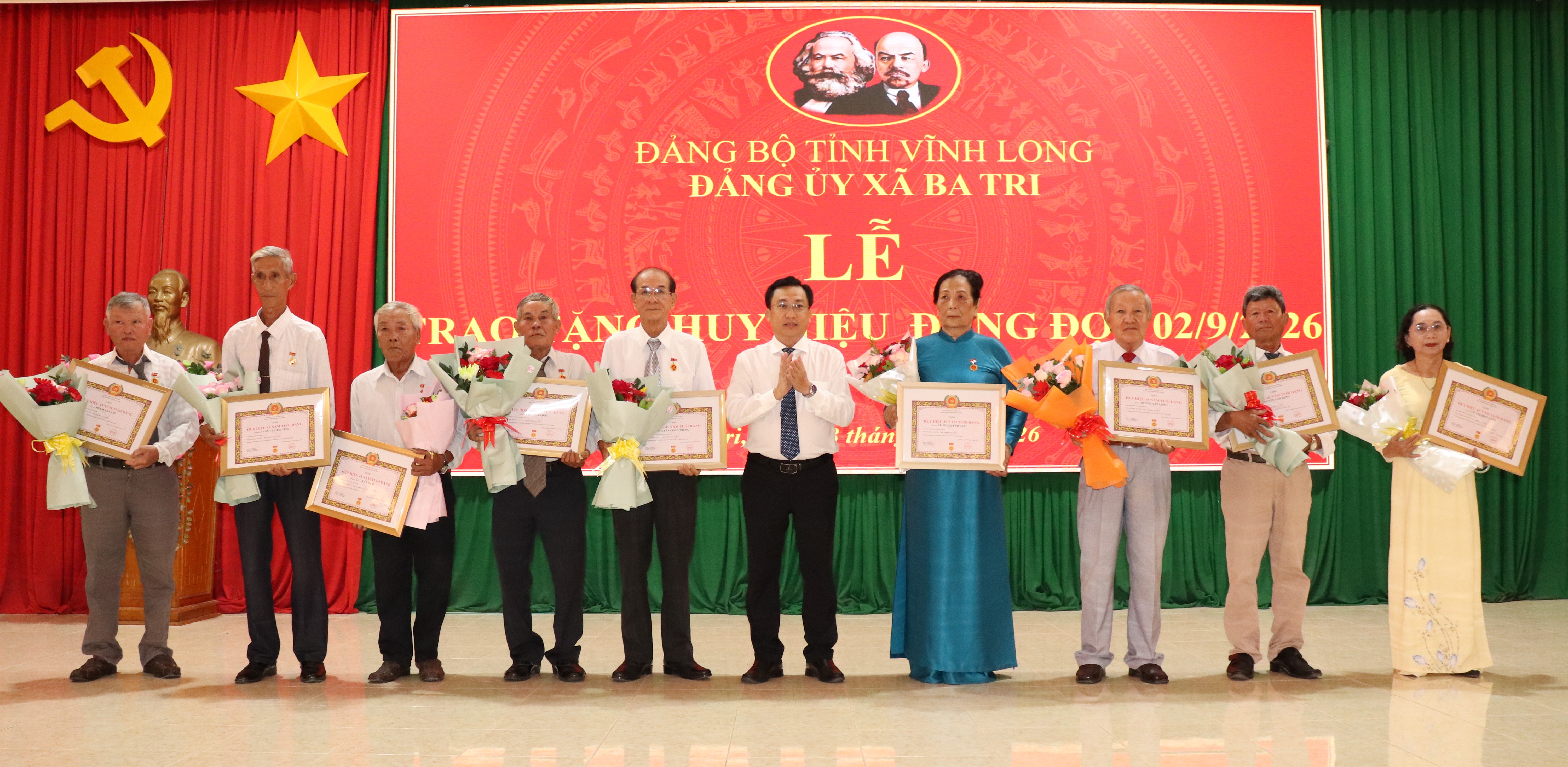 Đảng bộ xã Ba Tri trao Huy hiệu Đảng đợt 2/9 cho 118 đảng viên