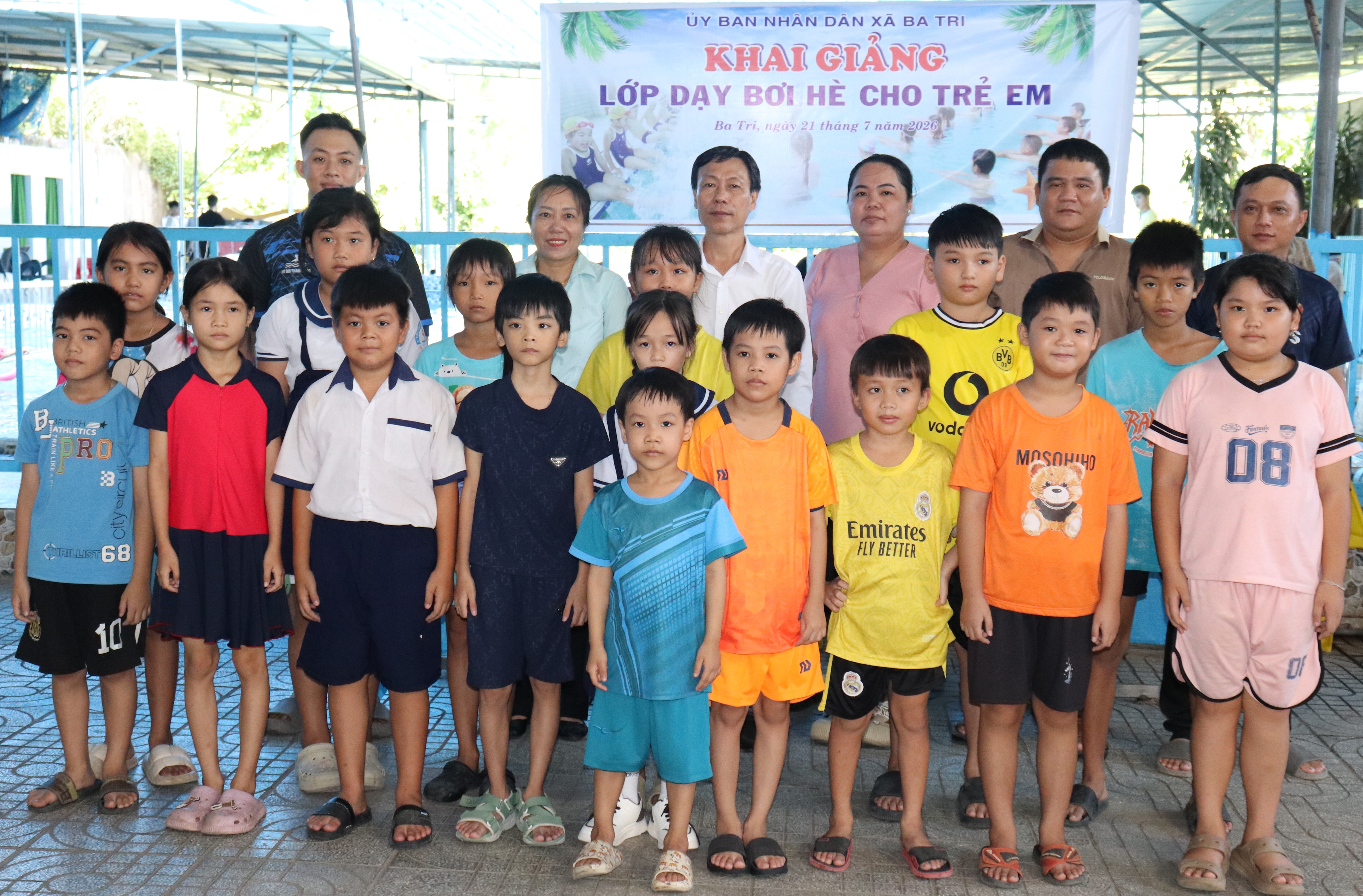 Ba Tri khai giảng các lớp dạy bơi miễn phí phòng chống đuối nước cho trẻ em