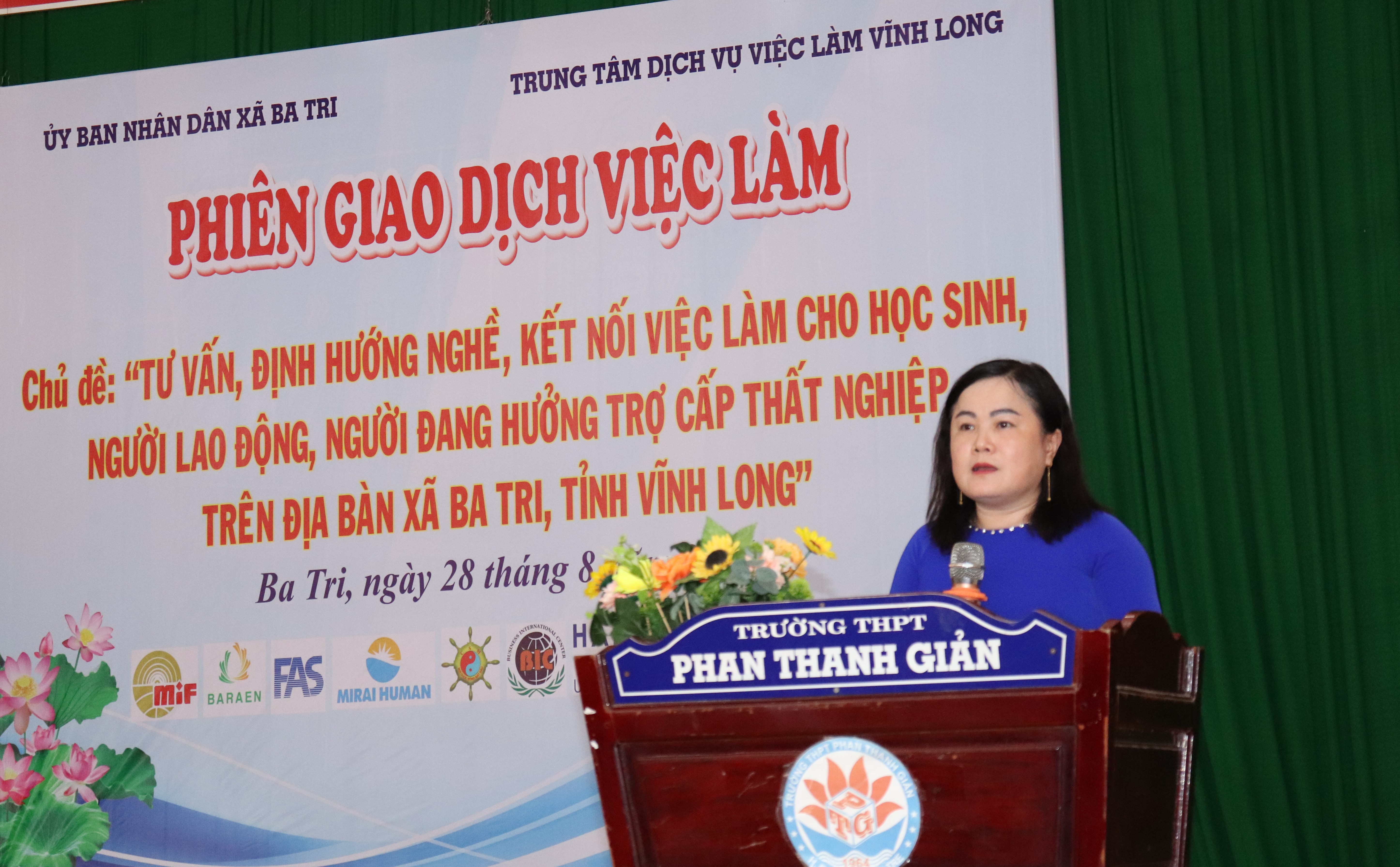 Ba Tri tổ chức phiên giao dịch việc làm kết nối hơn 300 học sinh, sinh viên và người lao động với doanh nghiệp