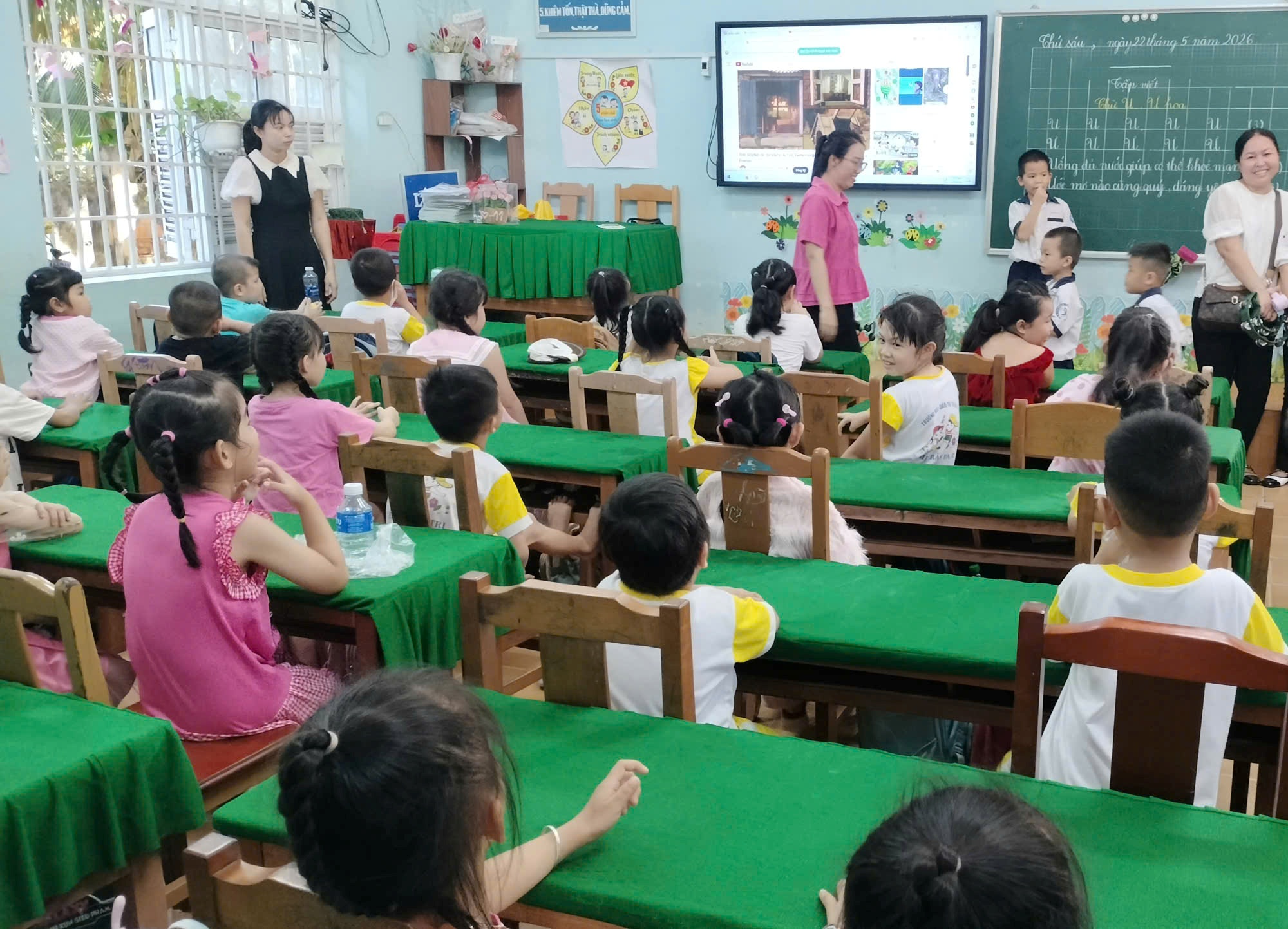 Trường Mầm non Ba Tri 2 tổ chức cho các bé khối Lá tham quan Trường Tiểu học Nguyễn Đình Chiểu