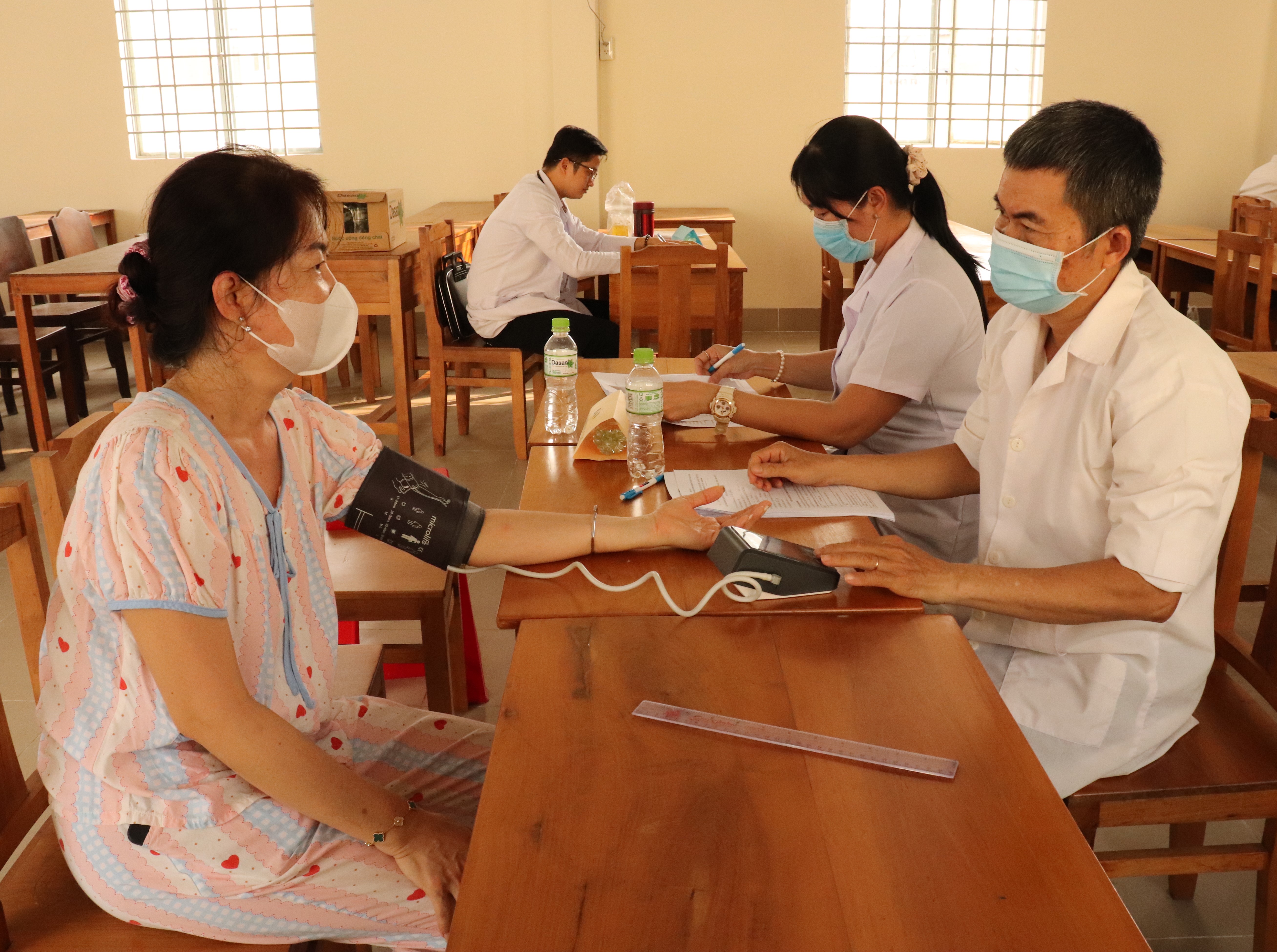 Đồng chí Nguyễn Văn Chính - Bí thư Đảng ủy xã Ba Tri ký ban hành Công văn chỉ đạo khẩn trương thực hiện Chiến dịch 90 ngày đêm khám sức khỏe sàng lọc cho người dân.