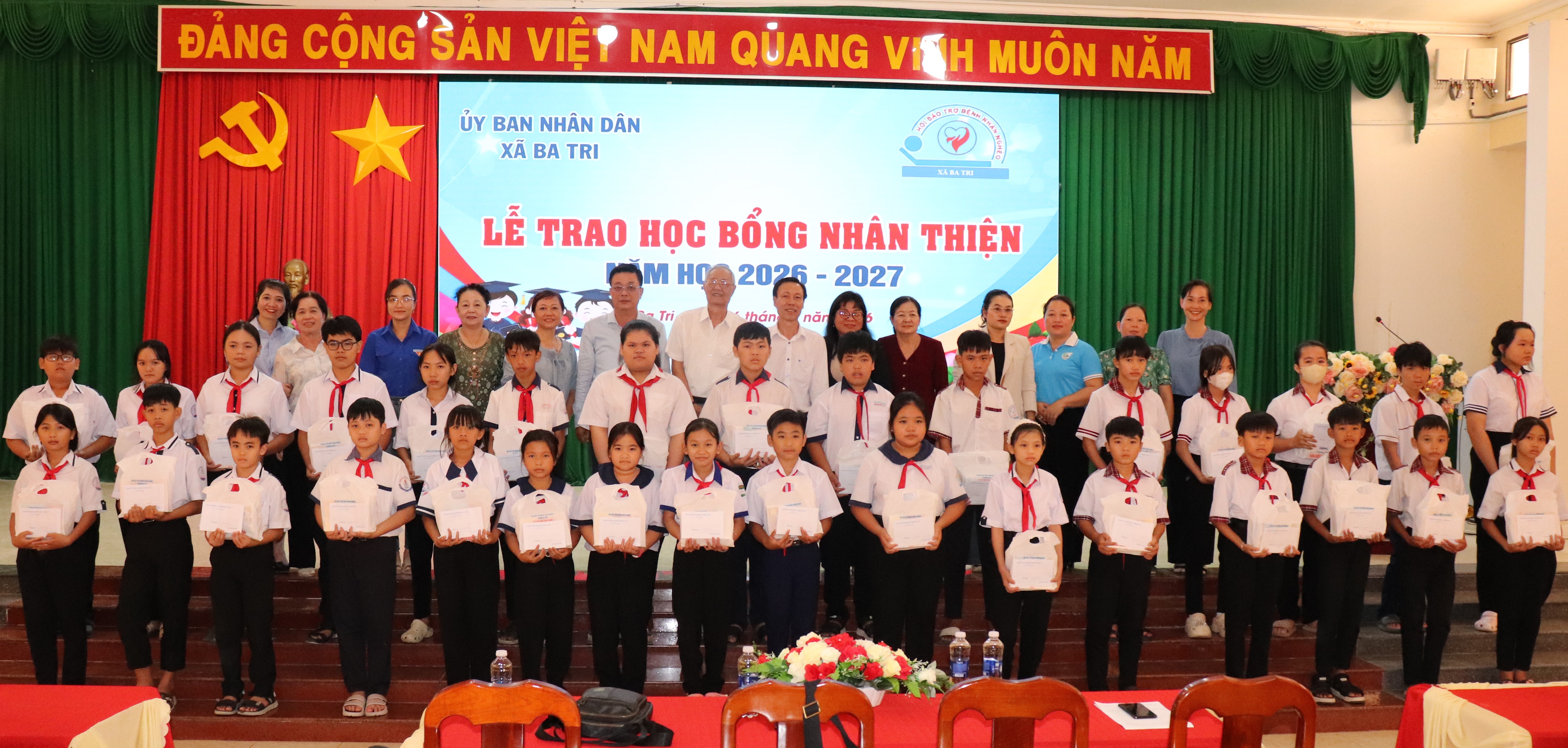 Trao 200 suất học bổng Nhân Thiện cho học sinh nghèo các xã khu vực Ba Tri cũ
