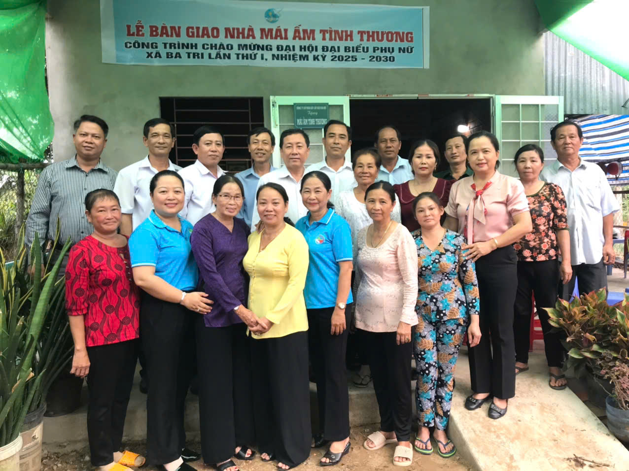 Phụ nữ xã Ba Tri tặng Mái ấm tình thương cho hội viên nghèo – công trình chào mừng thành công Đại hội đại biểu Đảng bộ tỉnh