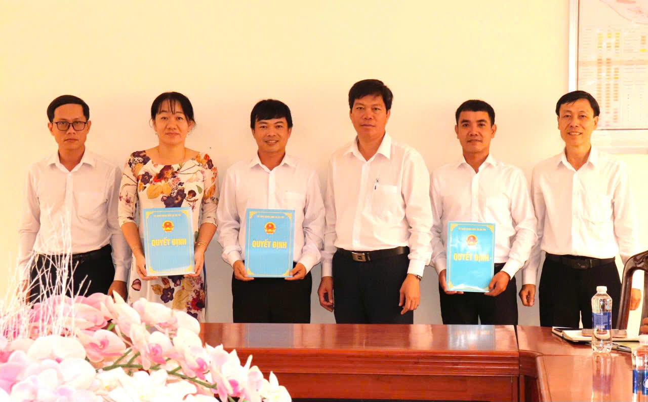 Công bố Quyết định của Ủy ban nhân dân xã về công tác cán bộ