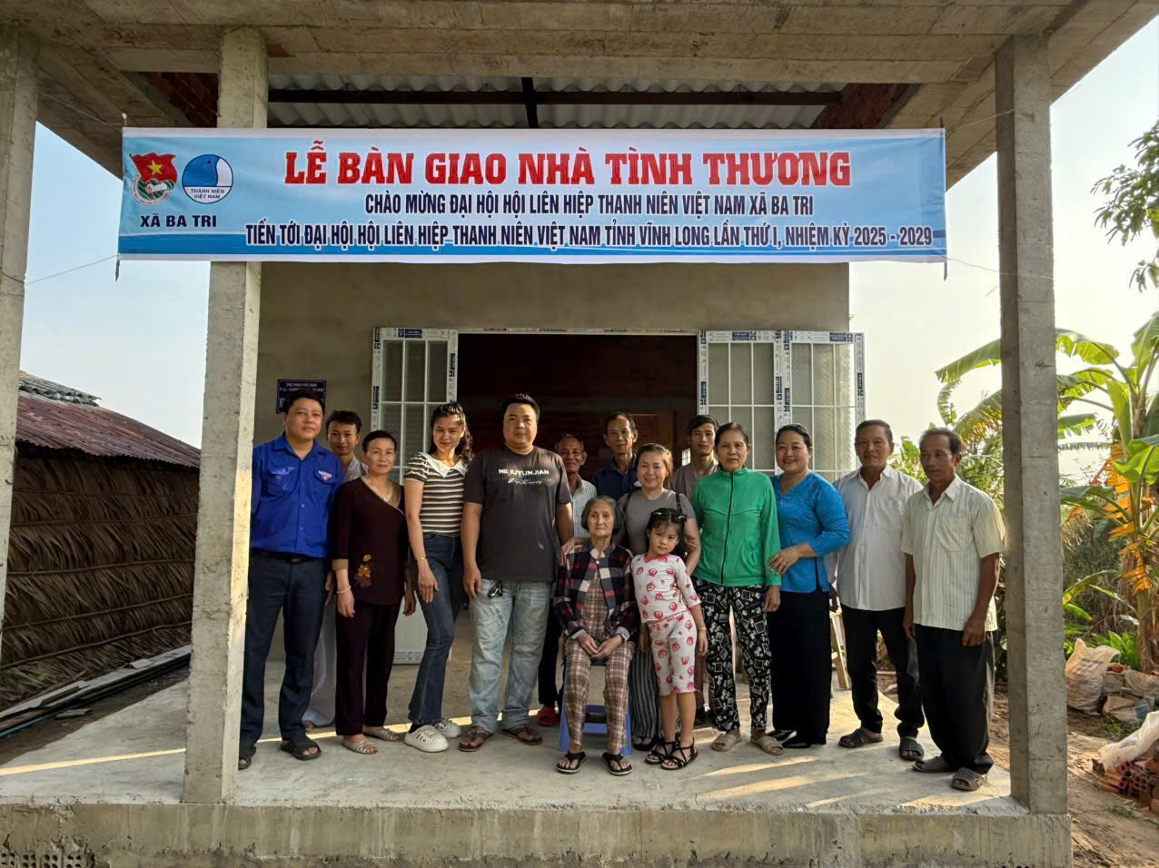 Hội Liên hiệp Thanh niên xã Ba Tri tặng nhà tình thương cho hộ nghèo