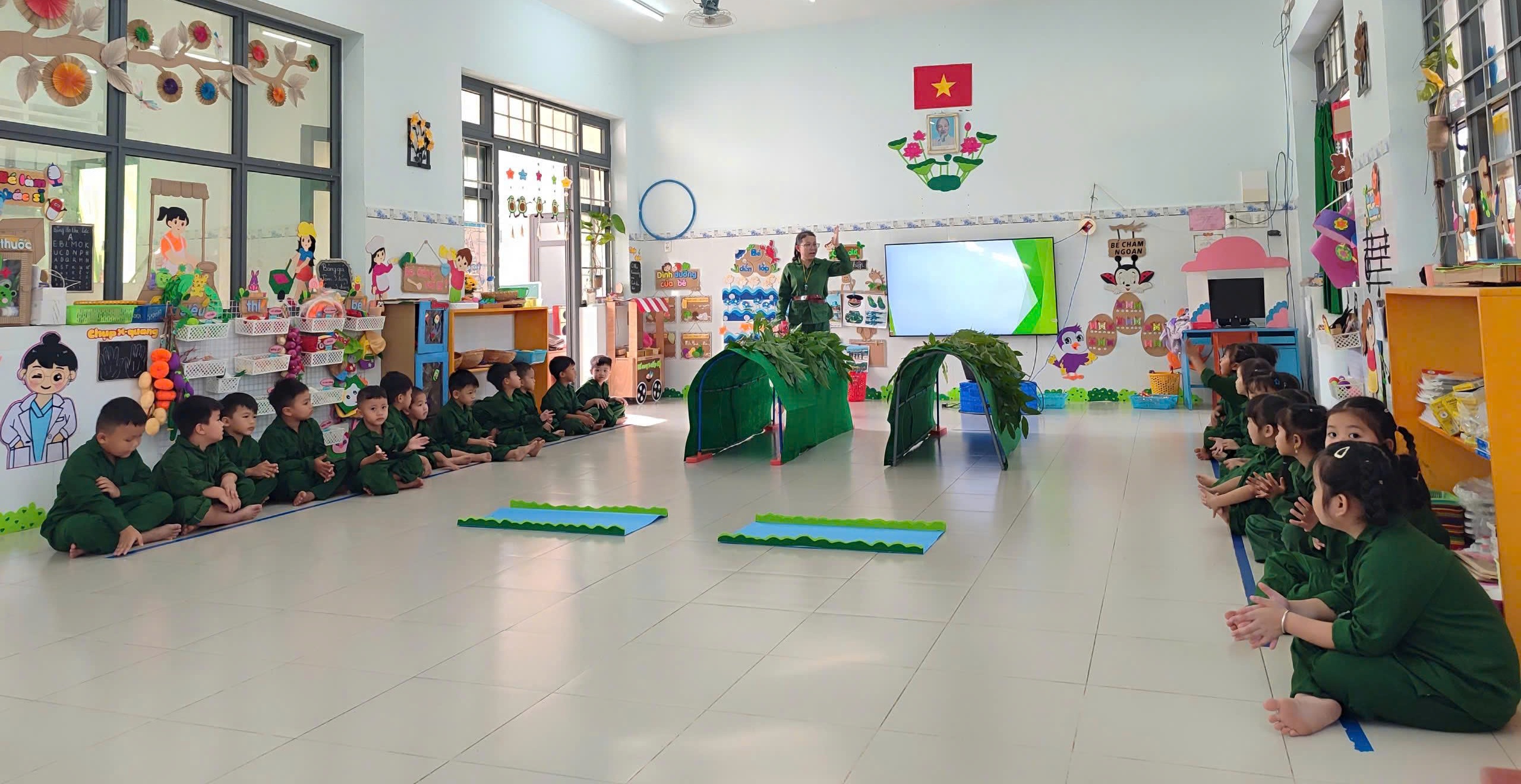 Trường Mầm non Vĩnh Hòa tổ chức hoạt động trải nghiệm giáo dục lòng yêu nước, niềm tự hào dân tộc, giúp trẻ hiểu hơn về hình ảnh chú bộ đội Cụ Hồ