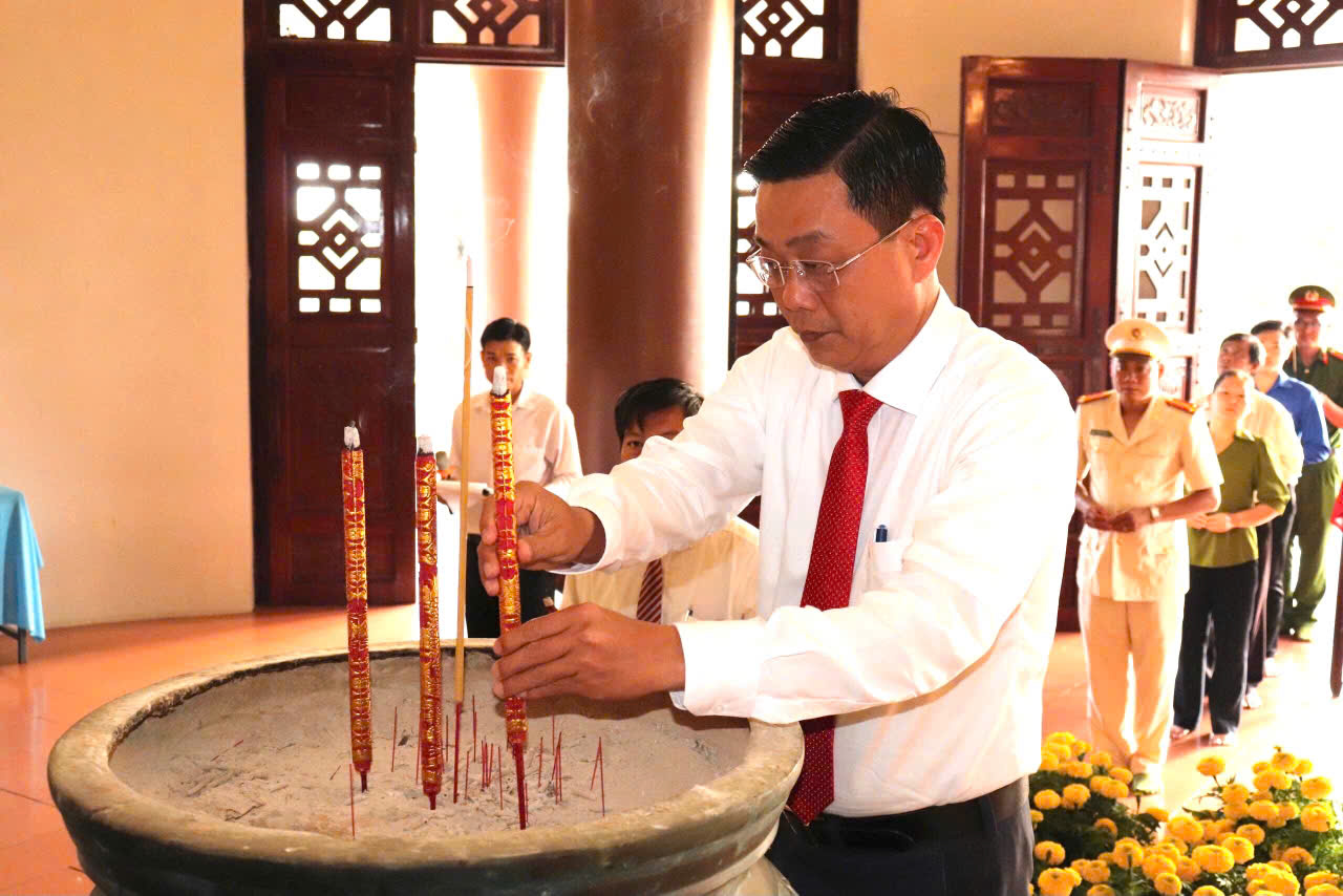 Dâng hương tri ân tại Di tích quốc gia đặc biệt Mộ và Khu Lưu niệm Danh nhân văn hóa thế giới Nguyễn Đình Chiểu.