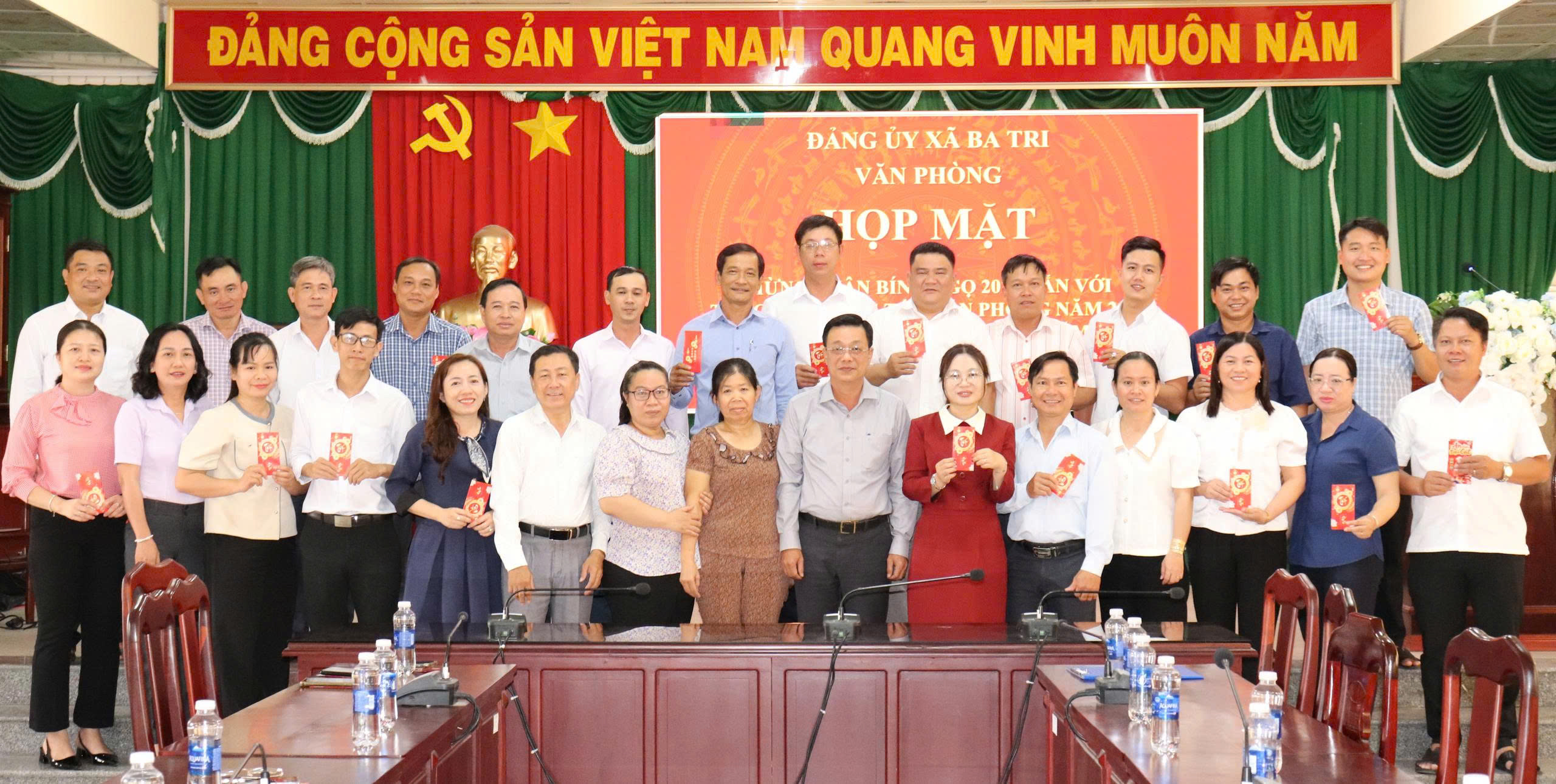 Văn Phòng Đảng ủy xã Ba Tri họp mặt cán bộ, công chức, người lao động mừng Xuân Bính Ngọ 2026
