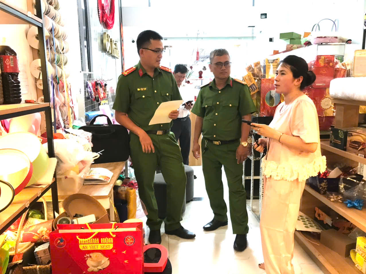 Kiểm tra công tác chống buôn lậu, gian lận thương mại và hàng giả trước, trong và sau Tết Nguyên đán Bính Ngọ năm 2026 trên địa bàn xã Ba Tri.