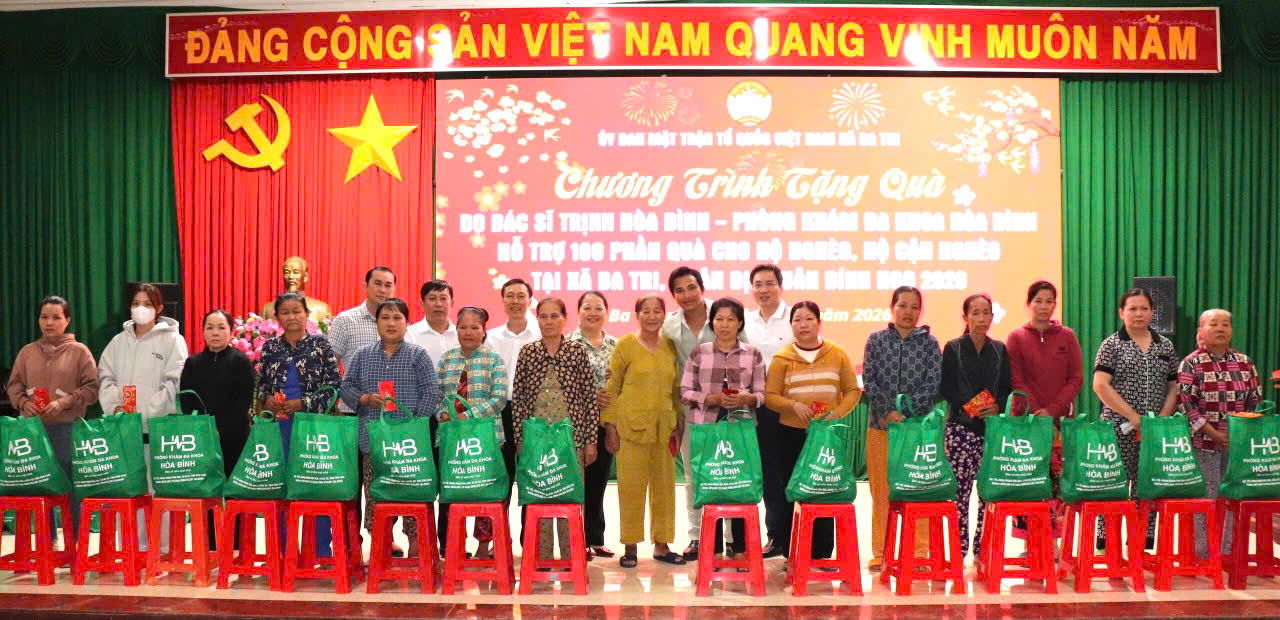 Bác sĩ Trịnh Hòa Bình tặng quà Tết cho bà con nghèo xã Ba Tri