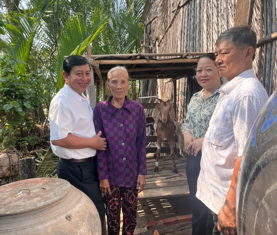 Tặng dê giống hỗ trợ hộ dân ổn định cuộc sống vùng nguy cơ sạt lở