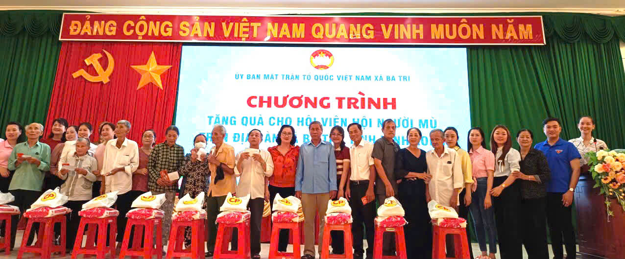 Tặng 100 phần quà cho người mù trên địa bàn xã