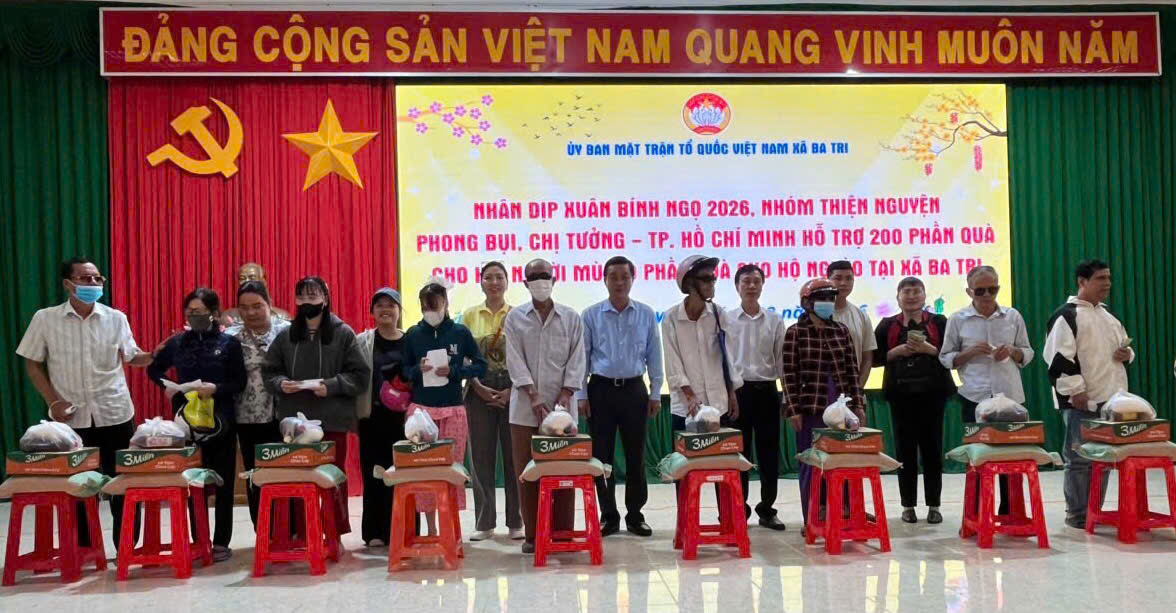 Tặng 260 phần quà Tết cho người mù, hộ nghèo