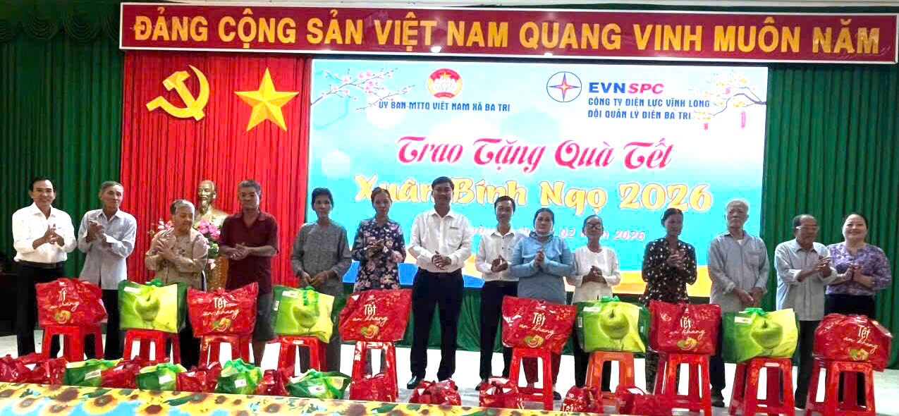 Công ty Điện lực Vĩnh Long tặng quà Tết cho gia đình chính sách có hoàn cảnh khó khăn