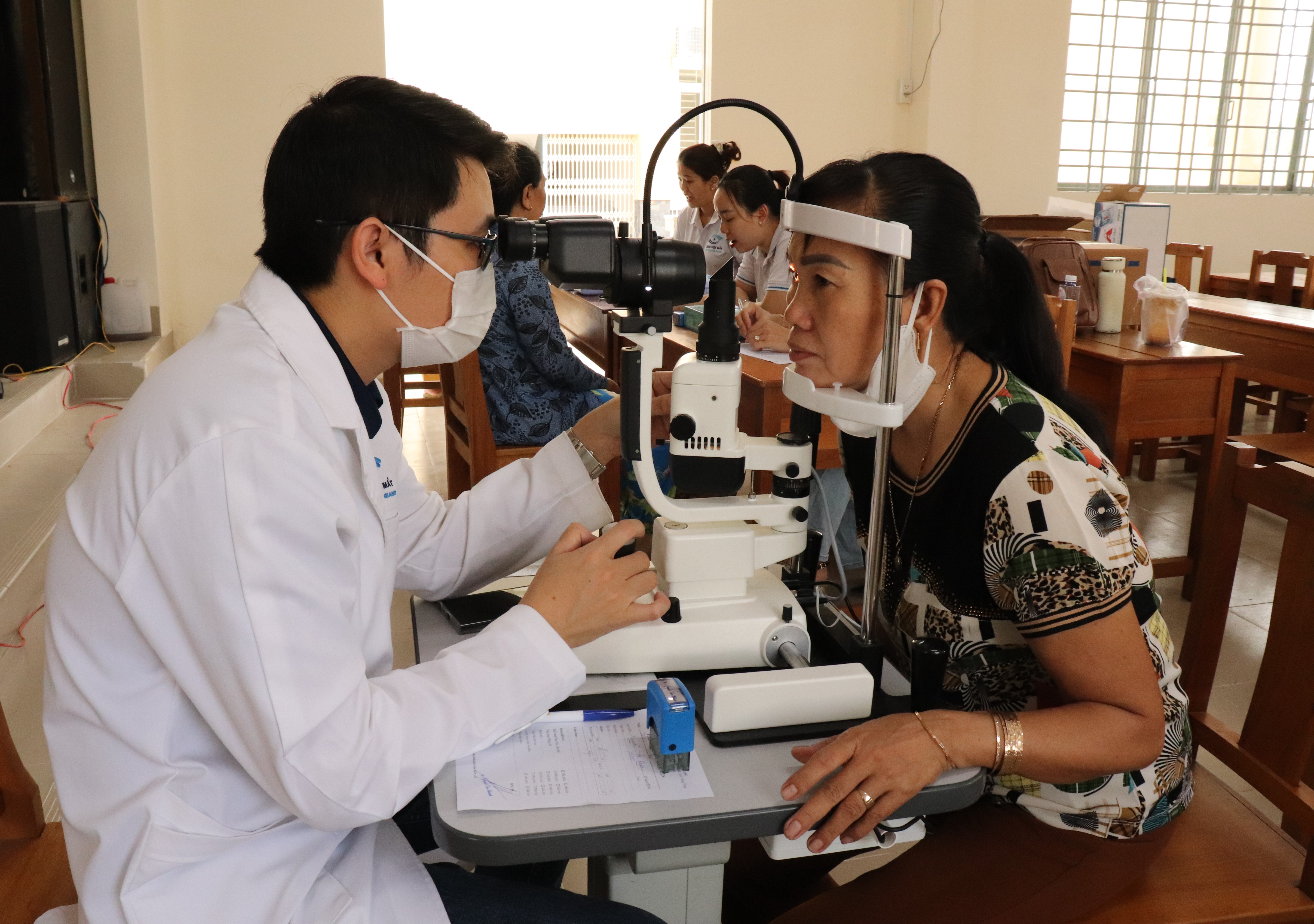 Xã Ba Tri khám mắt, phát thuốc điều trị miễn phí cho 300 lượt người dân