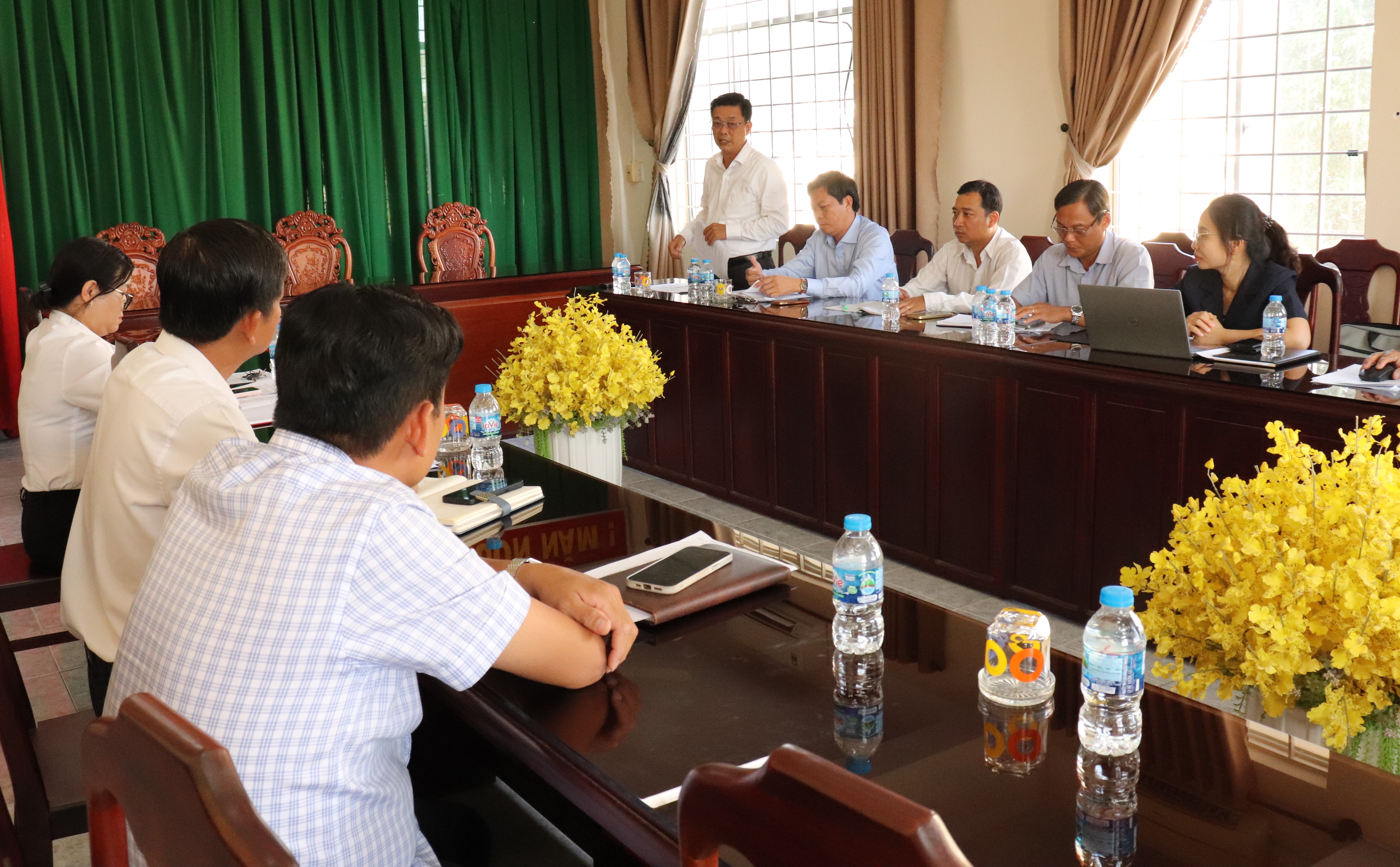 Lãnh đạo xã Ba Tri và Tòa án nhân dân Khu vực 8 trao đổi trong thực hiện Quy chế phối hợp giữa 2 đơn vị