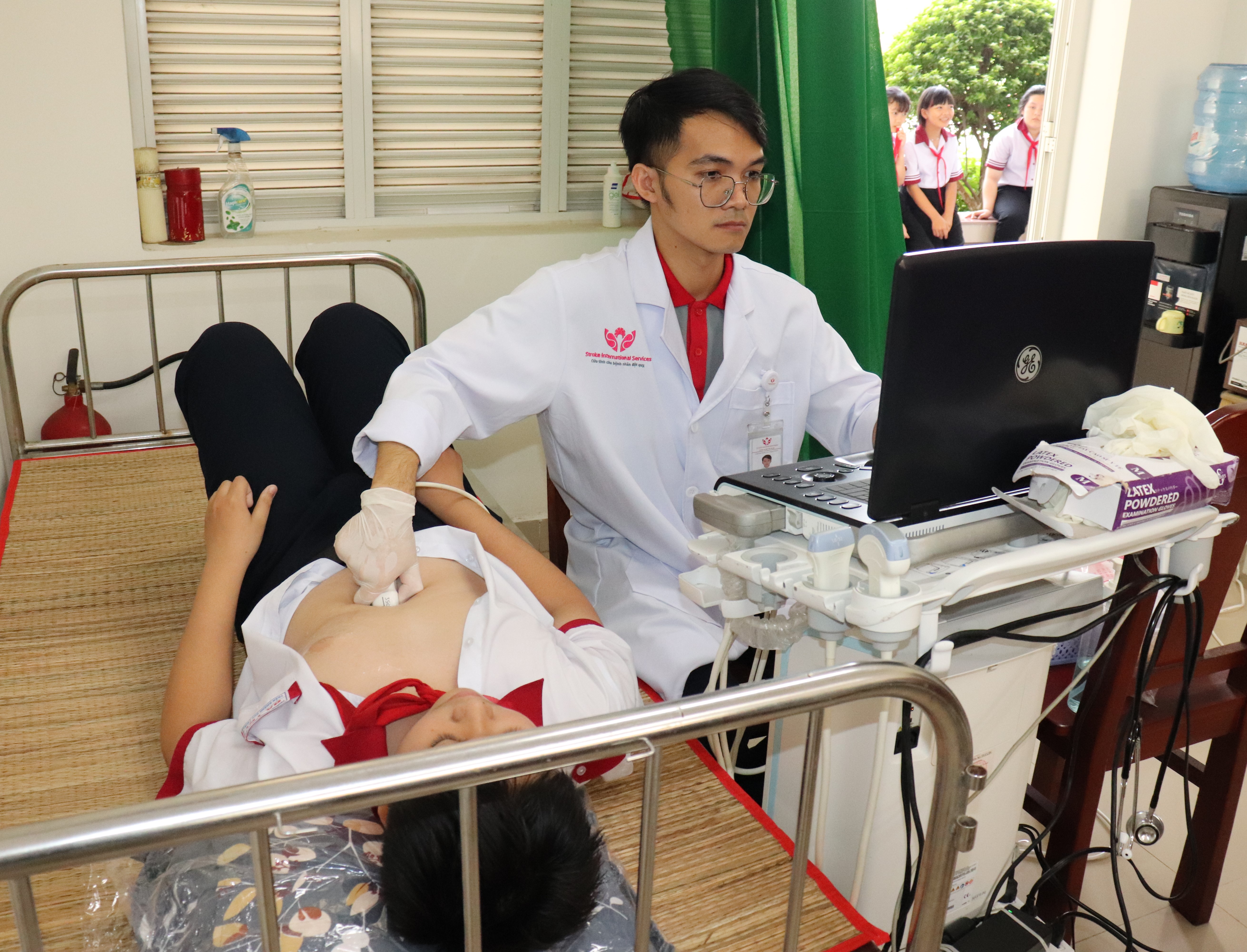 Chương trình "Cho em trái tim khỏe mạnh" khám sàng lọc bệnh tim bẩm sinh miễn phí cho 600 em học sinh Trường THCS Ba Tri.