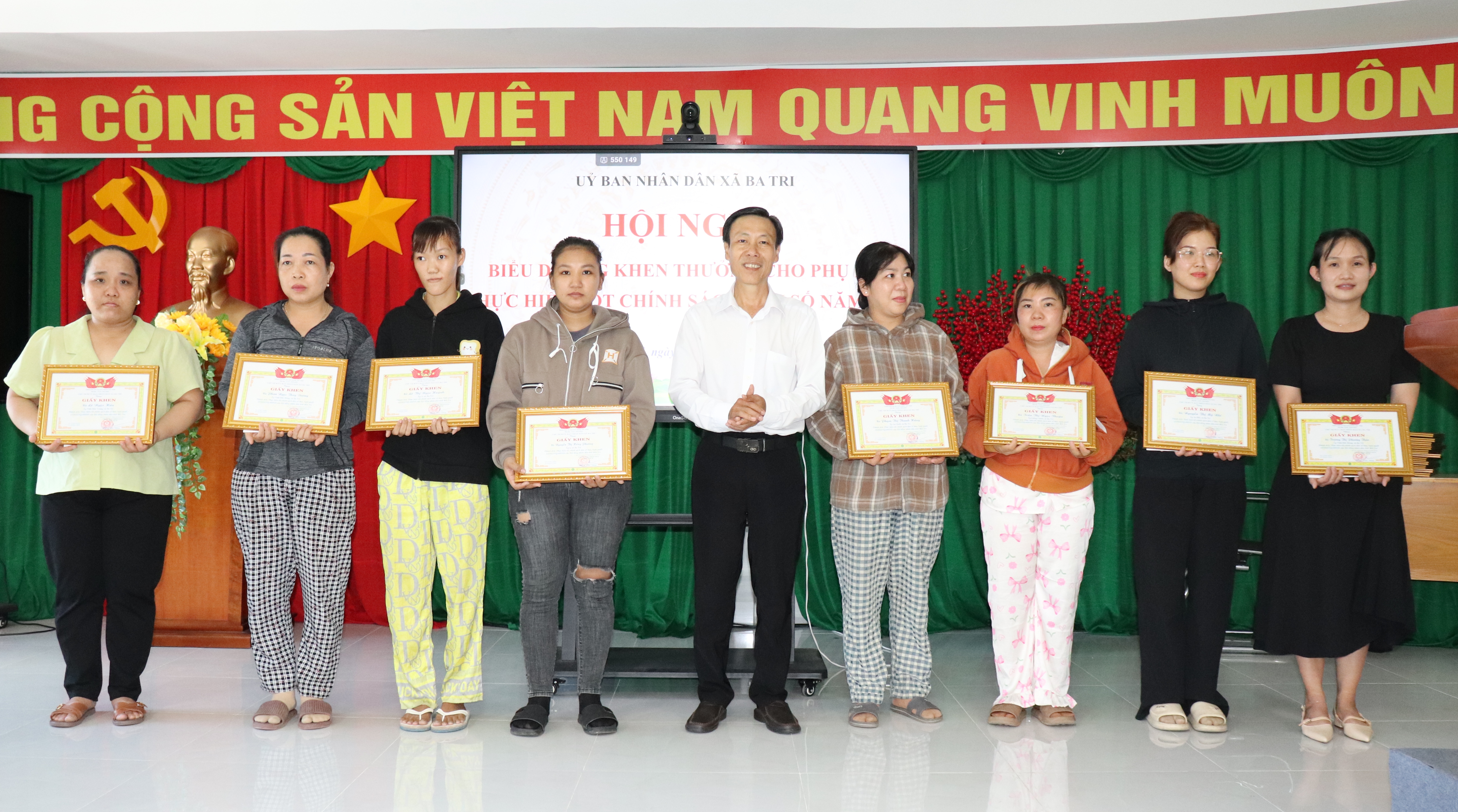 UBND xã Ba Tri biểu dương 59 phụ nữ sinh đủ 2 con trước 35 tuổi. 

