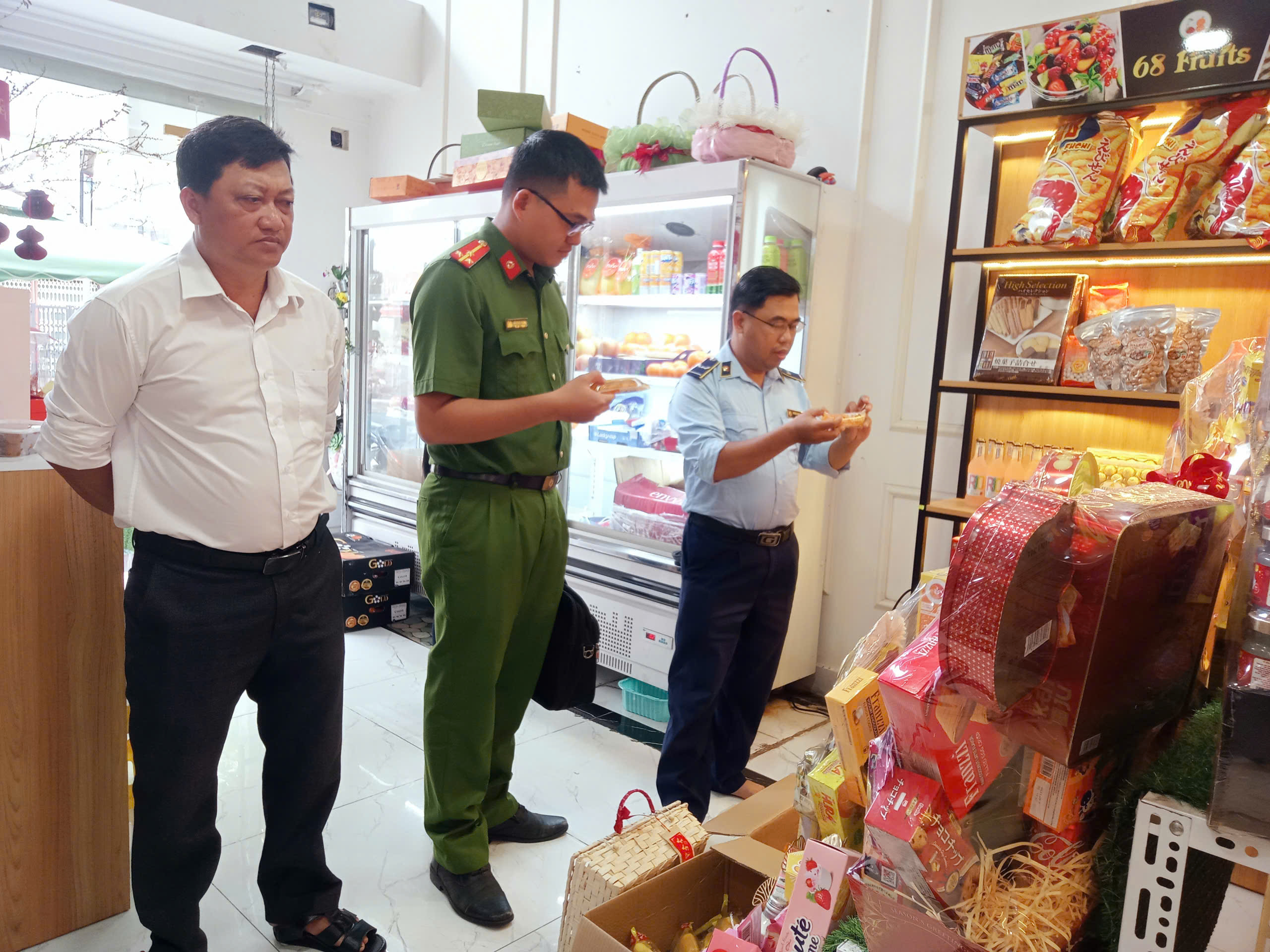 Quy định chủ và người trực tiếp tiếp xúc thực phẩm của các hộ kinh doanh, cơ sở sản xuất, kinh doanh thực phẩm tại các chợ trên địa bàn xã Ba Tri thực hiện khám sức khỏe định kỳ. 